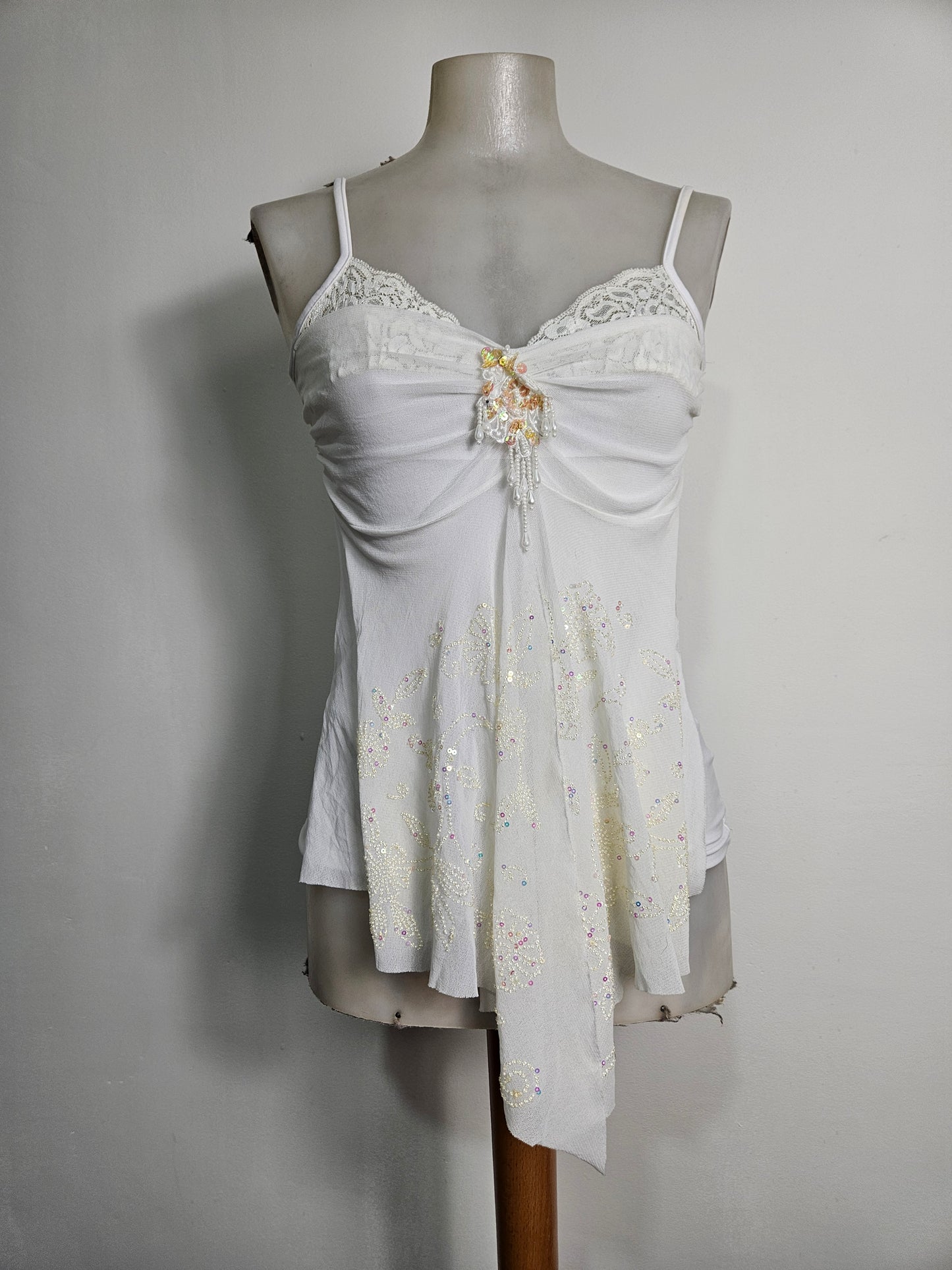 Haut blanc asymétrique brodé