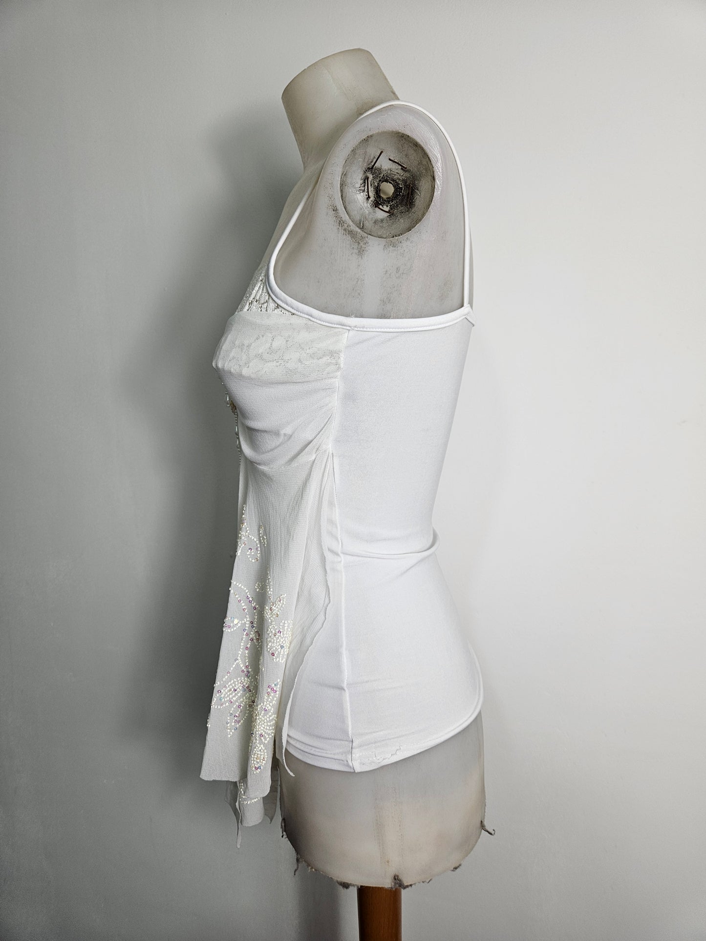 Haut blanc asymétrique brodé