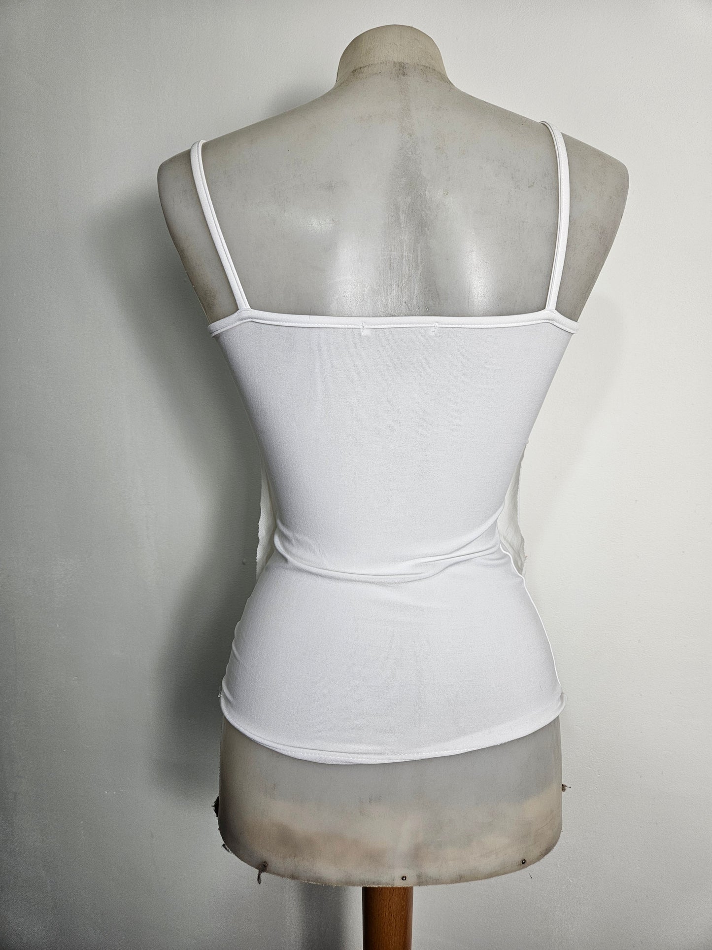 Haut blanc asymétrique brodé