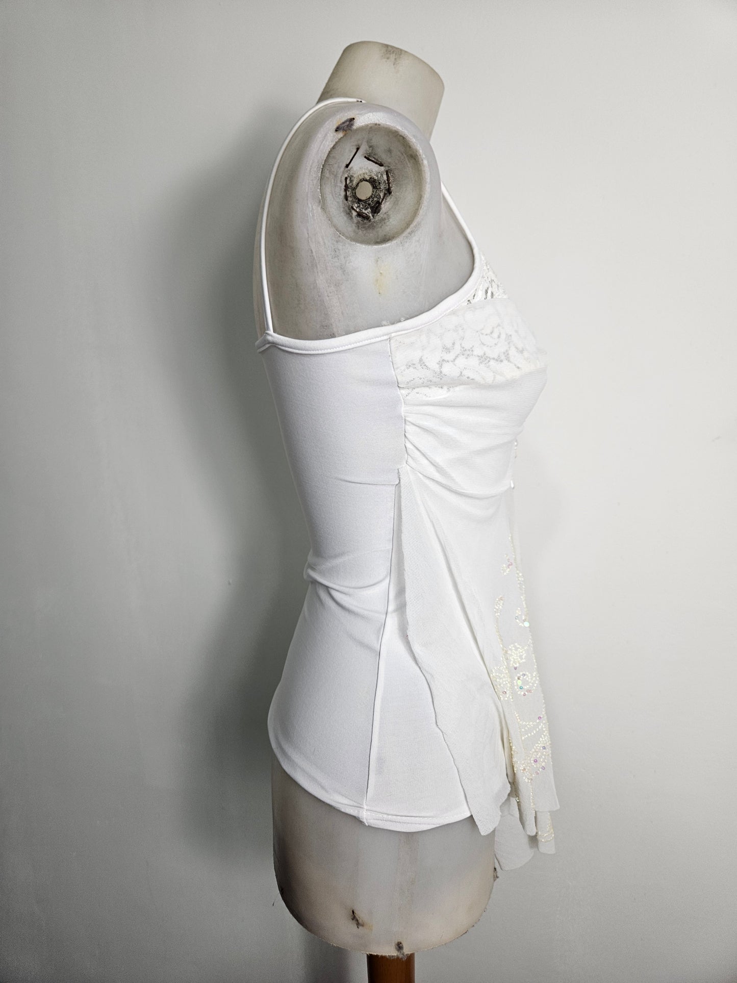 Haut blanc asymétrique brodé