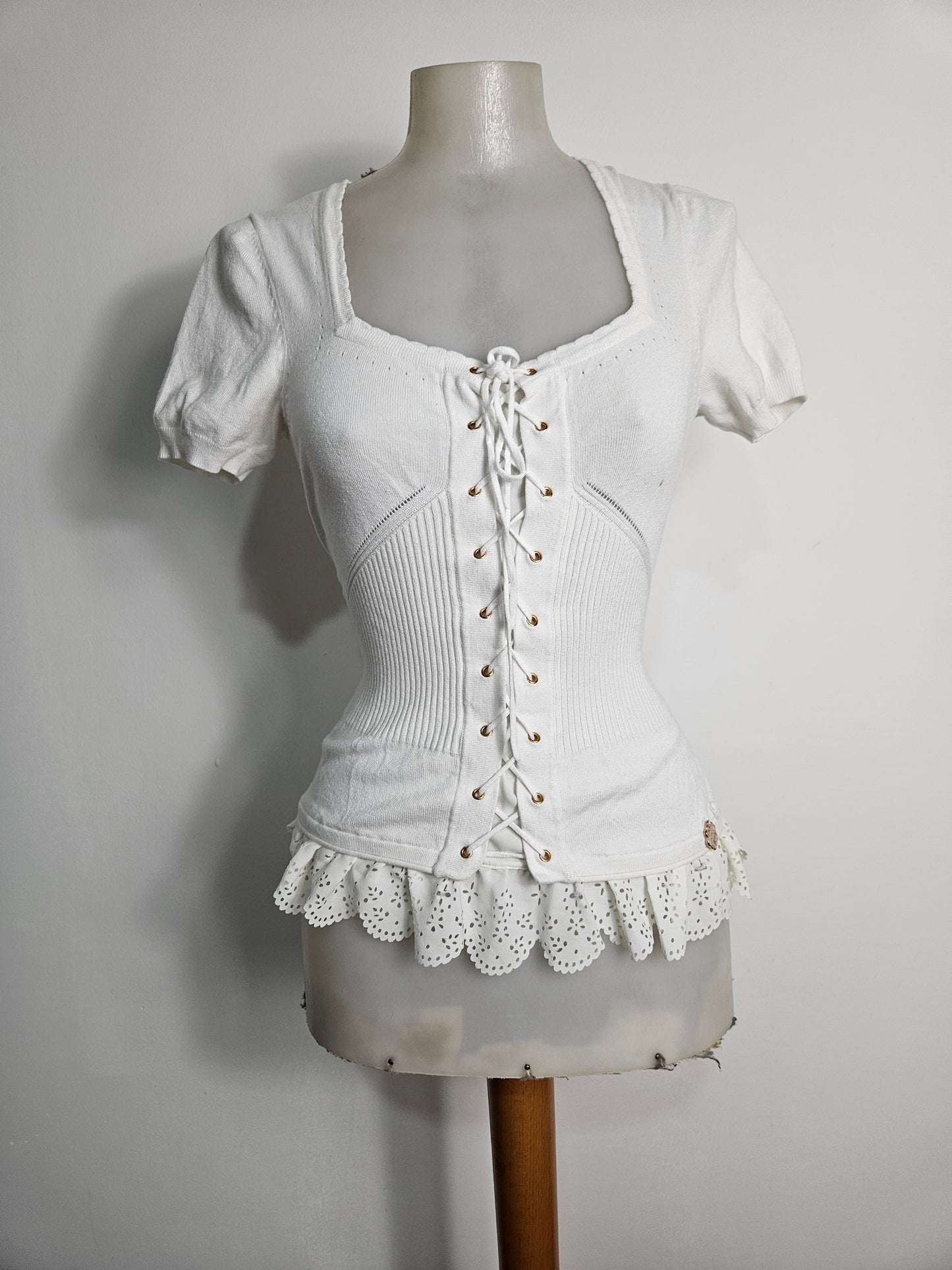 Haut blanc à laçage