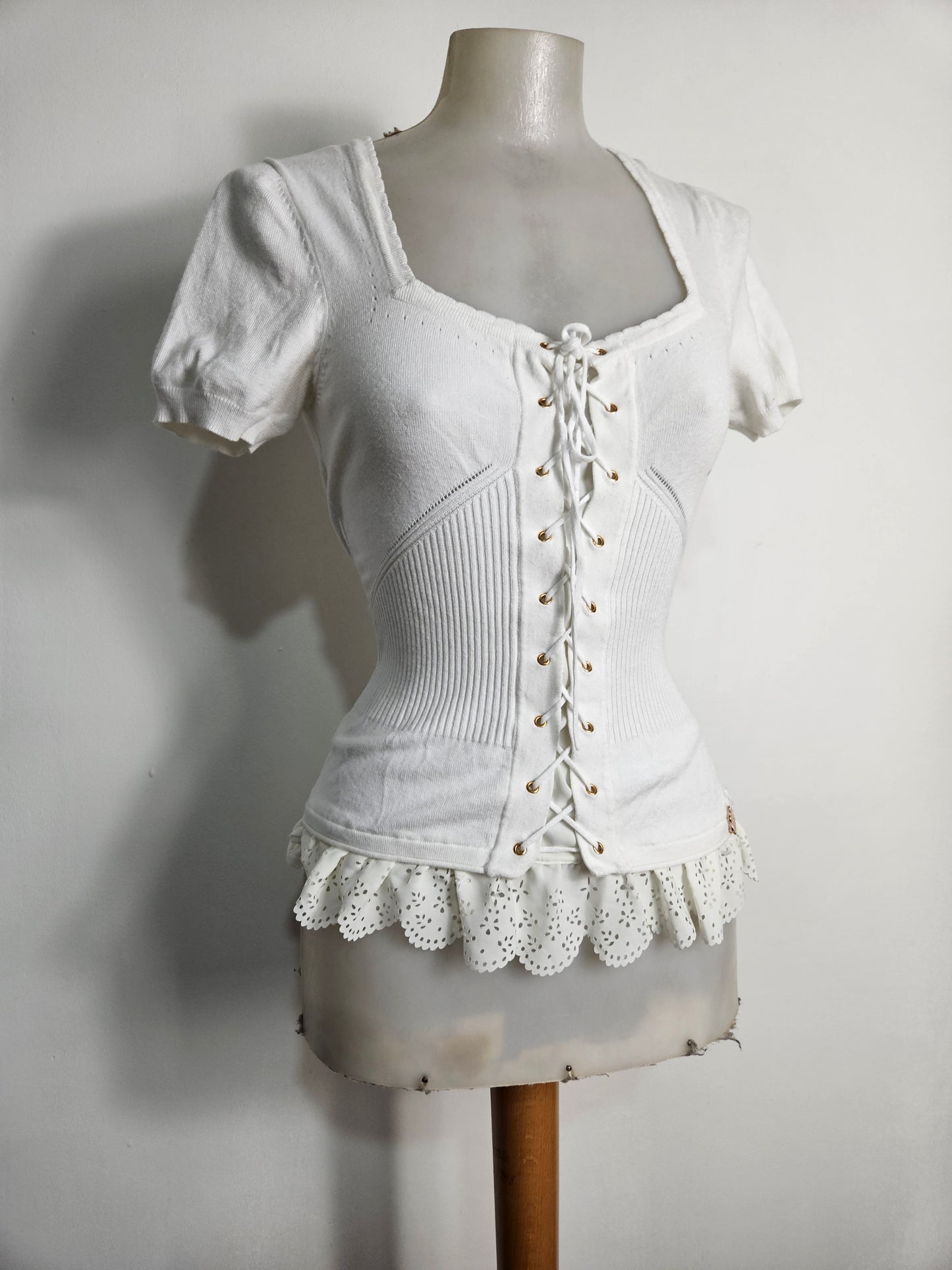 Haut blanc à laçage