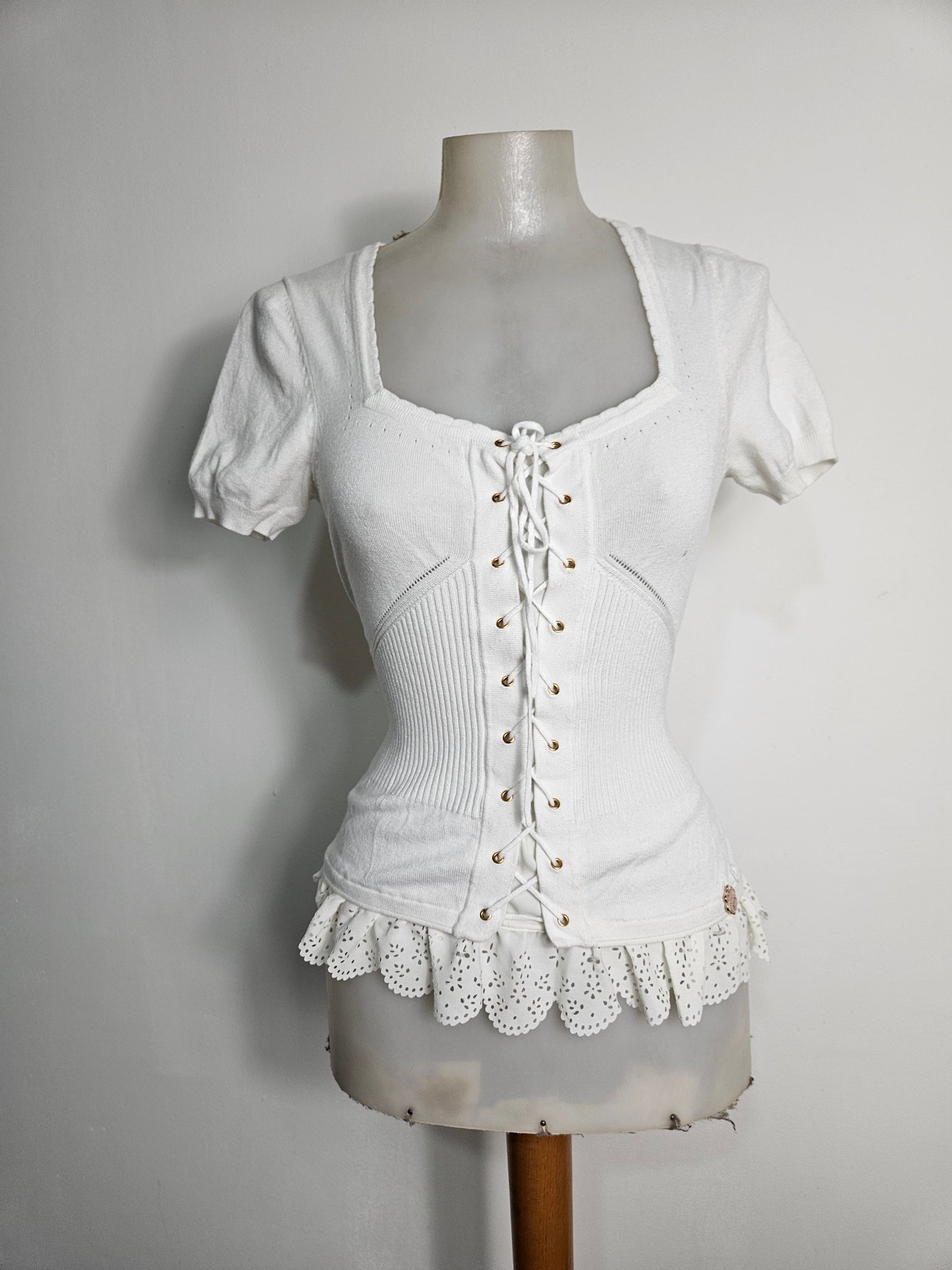 Haut blanc à laçage