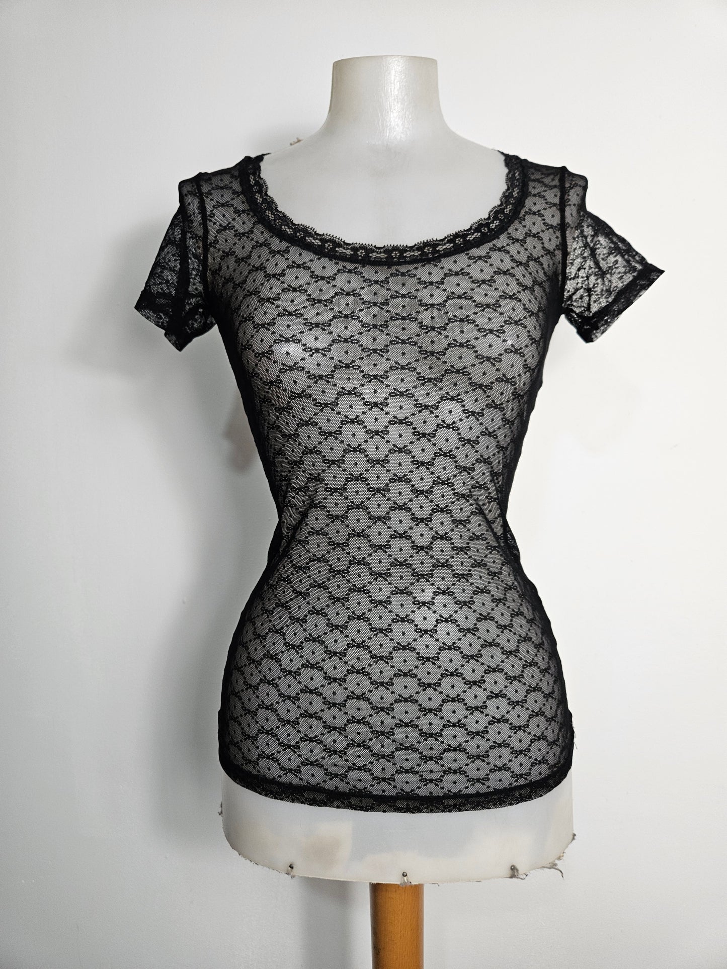 Haut en dentelle florale noire