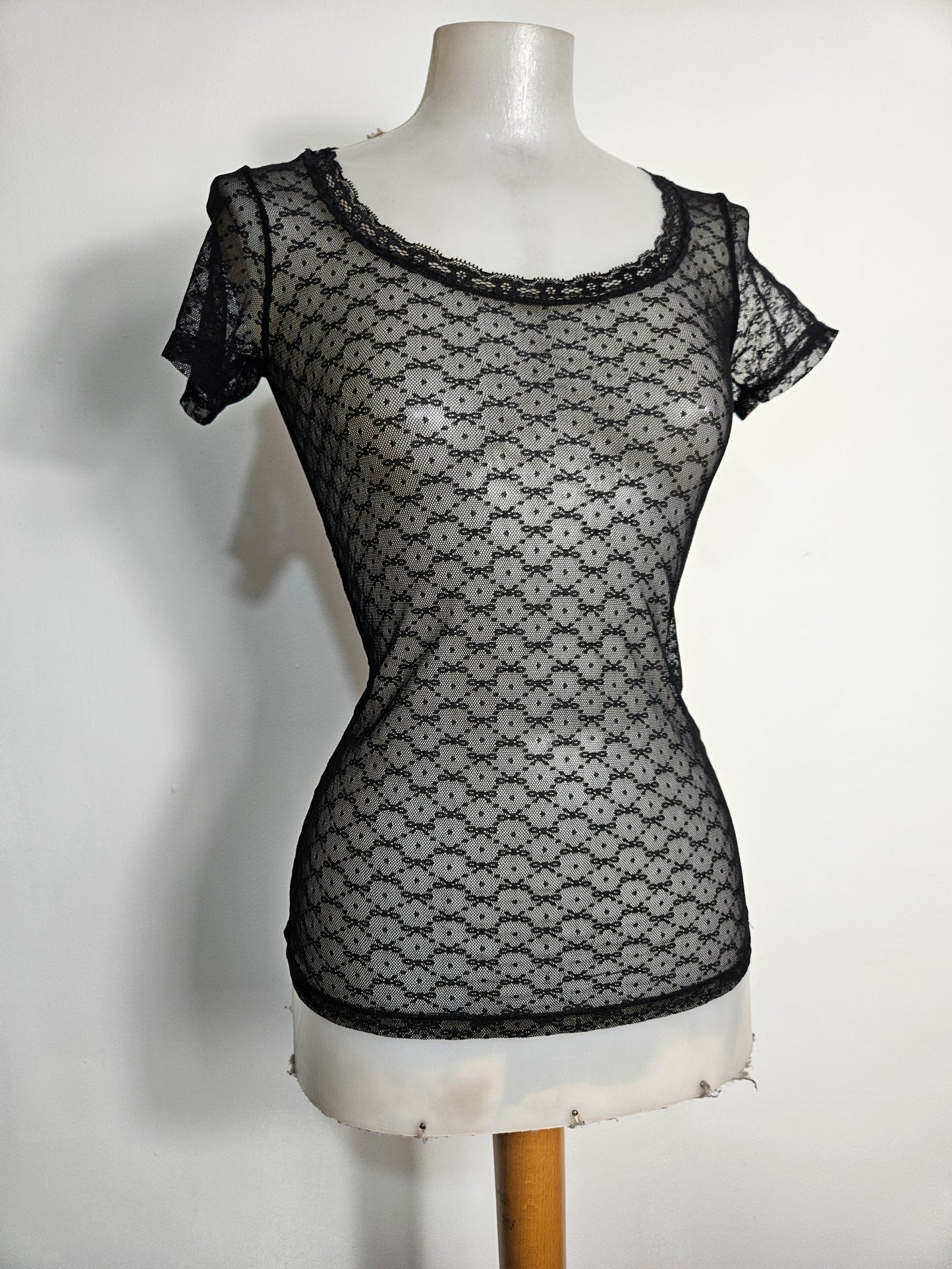 Haut en dentelle florale noire