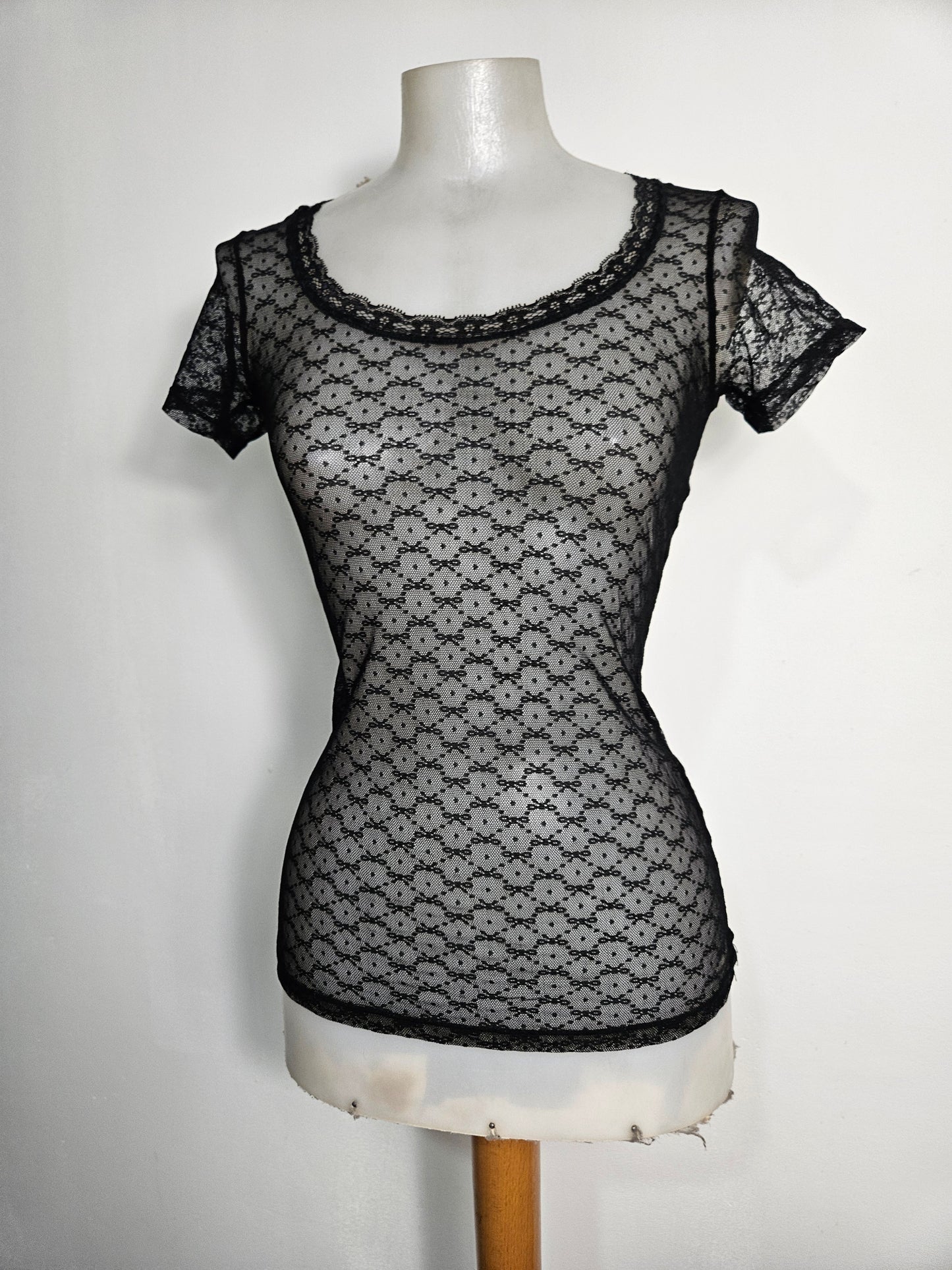 Haut en dentelle florale noire