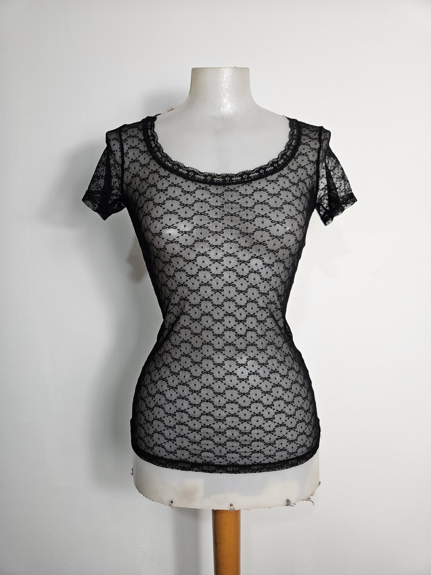 Haut en dentelle florale noire