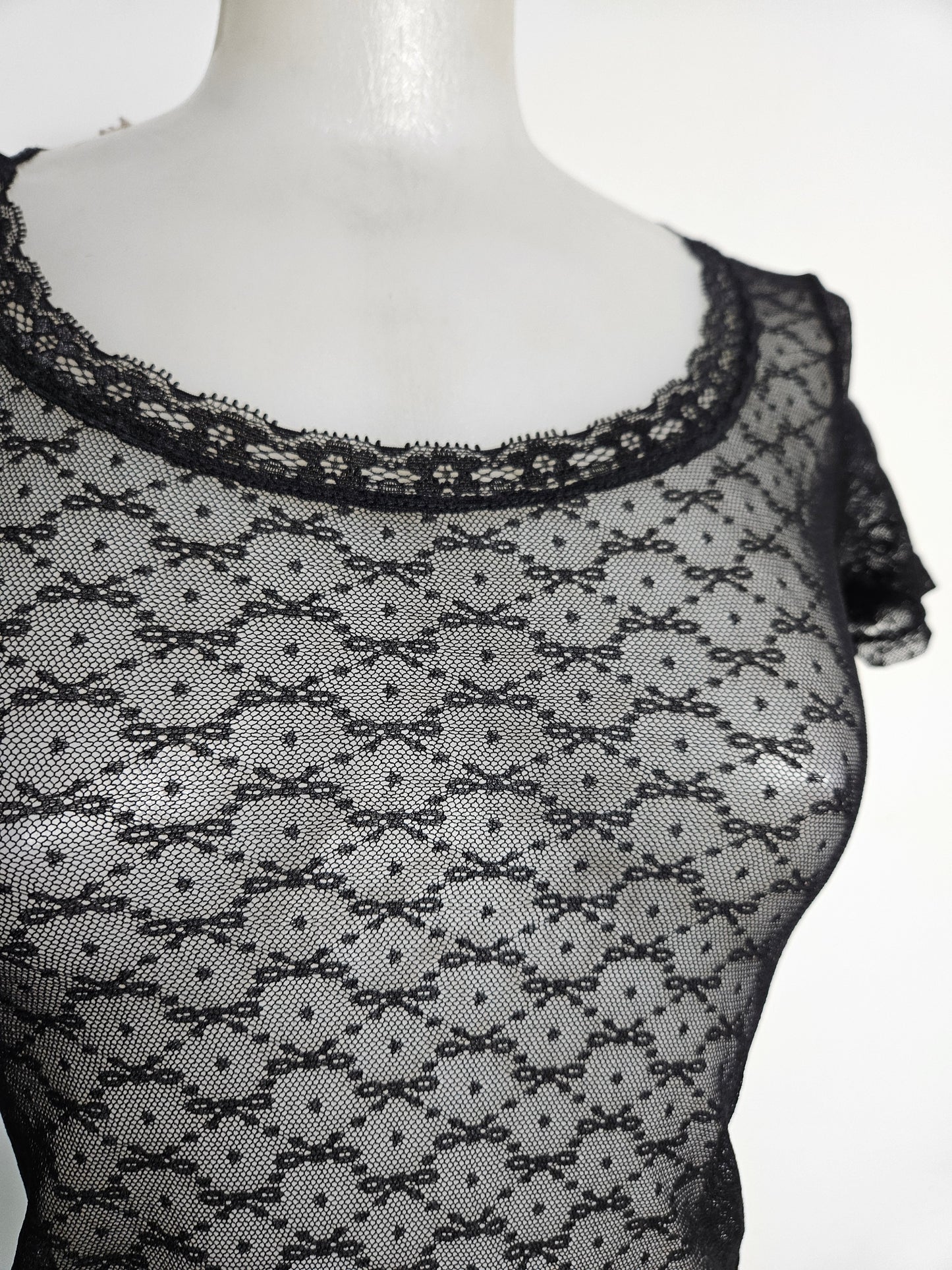 Haut en dentelle florale noire