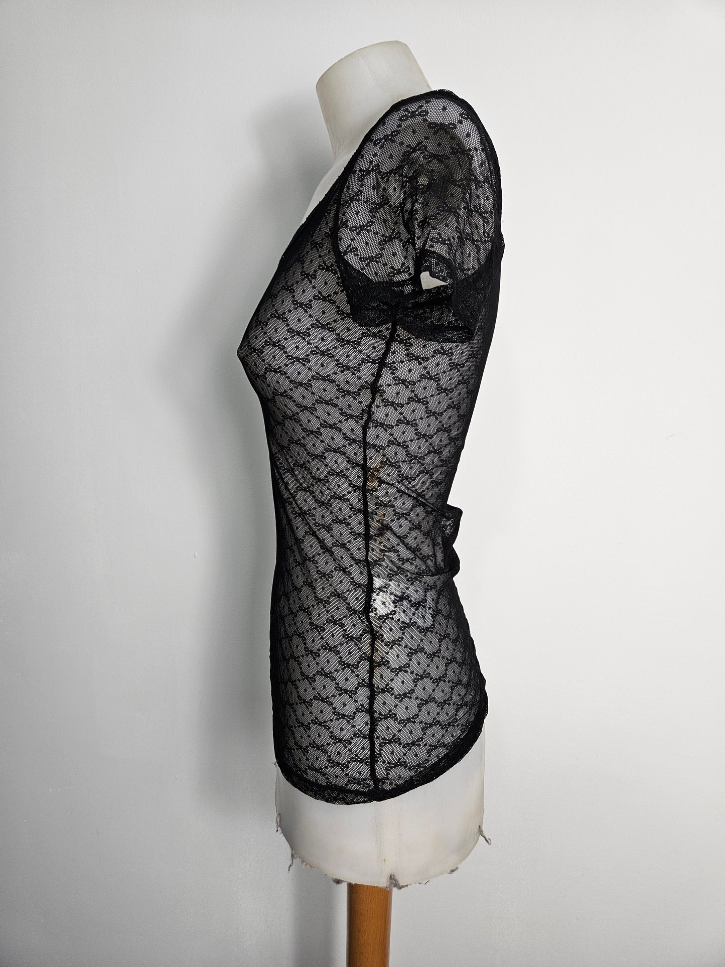 Haut en dentelle florale noire