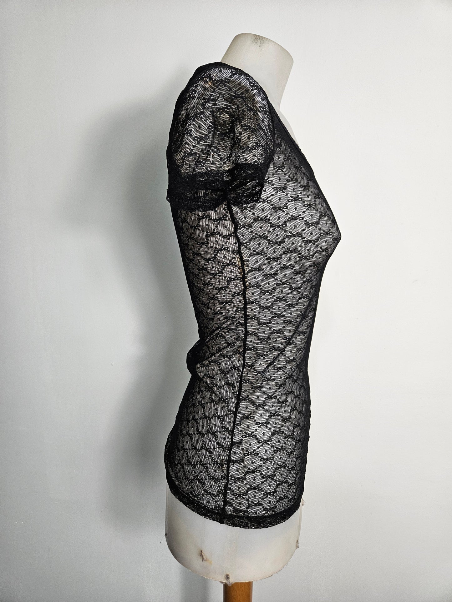 Haut en dentelle florale noire