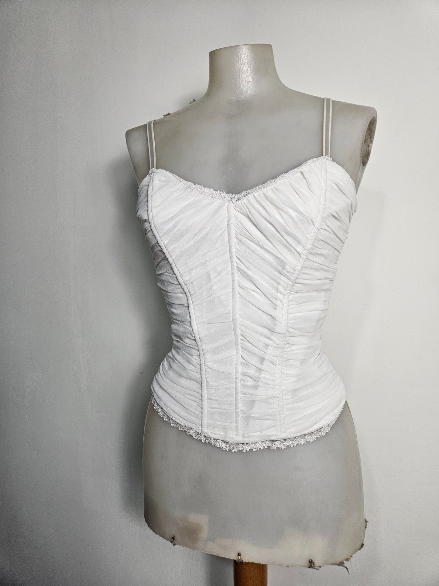 Haut à baleines en voile plissé