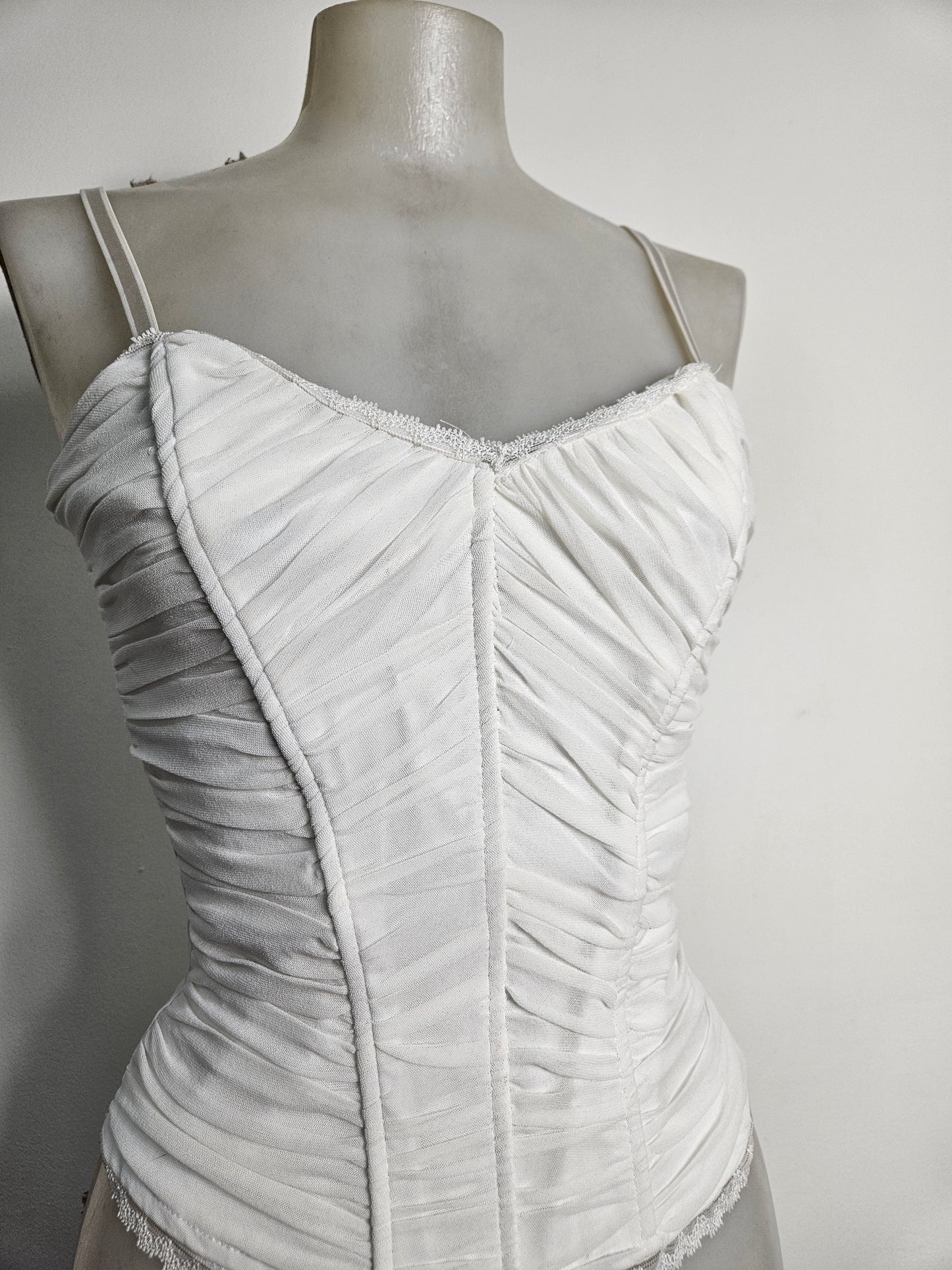 Haut à baleines en voile plissé