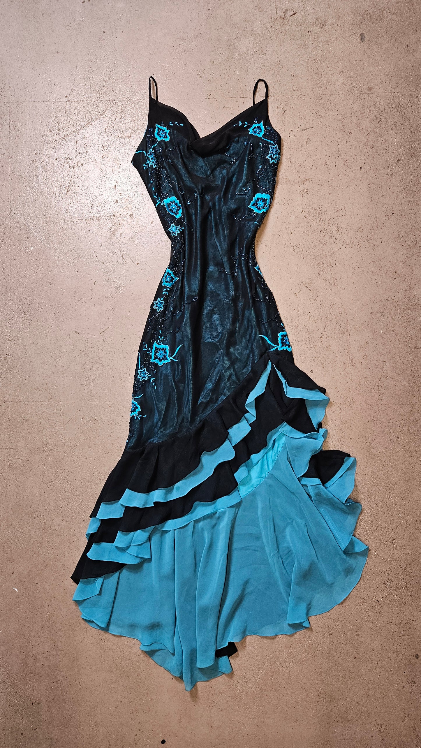 Vestido de voile bordado azul y negro