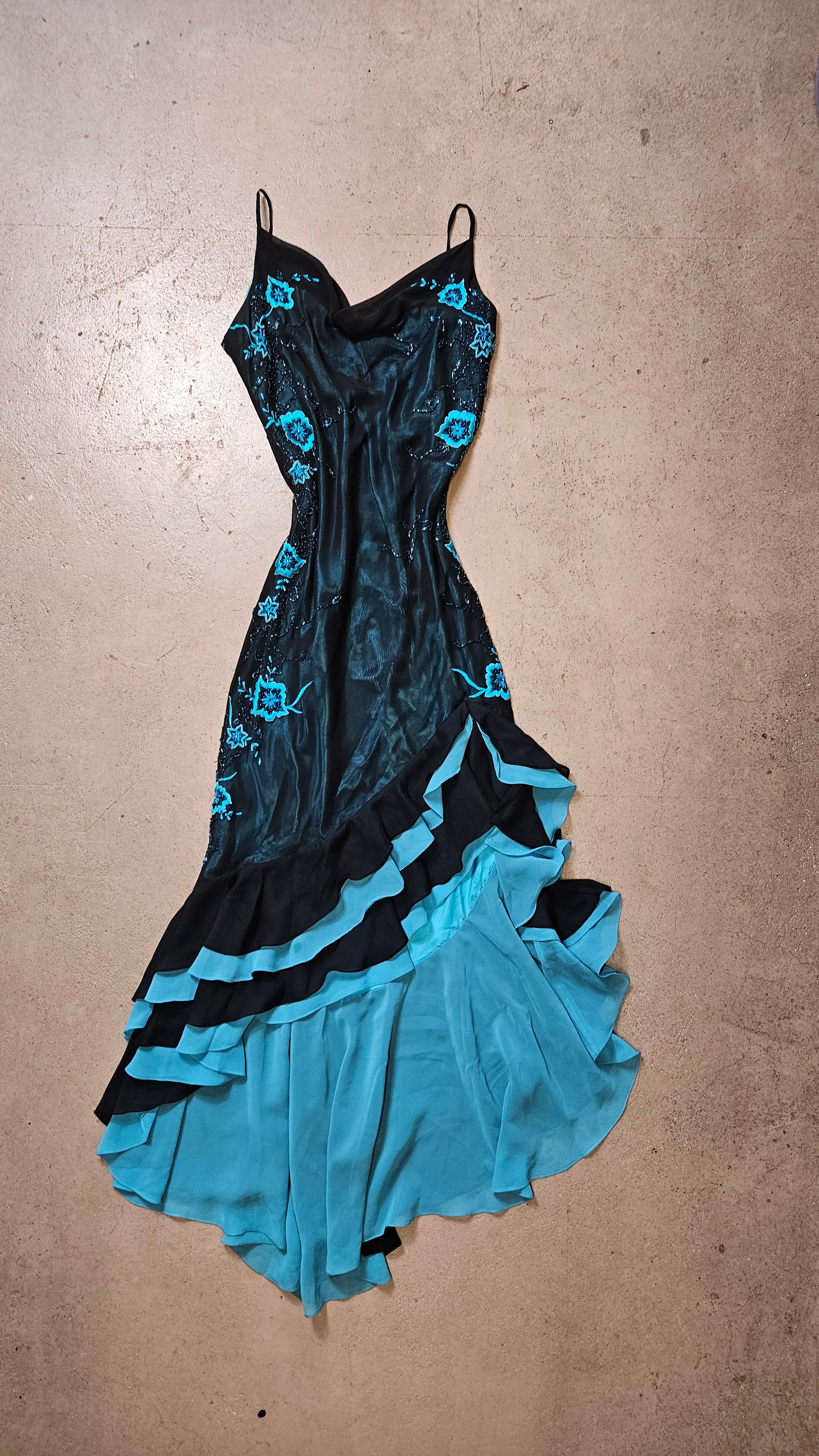 Vestido de voile bordado azul y negro