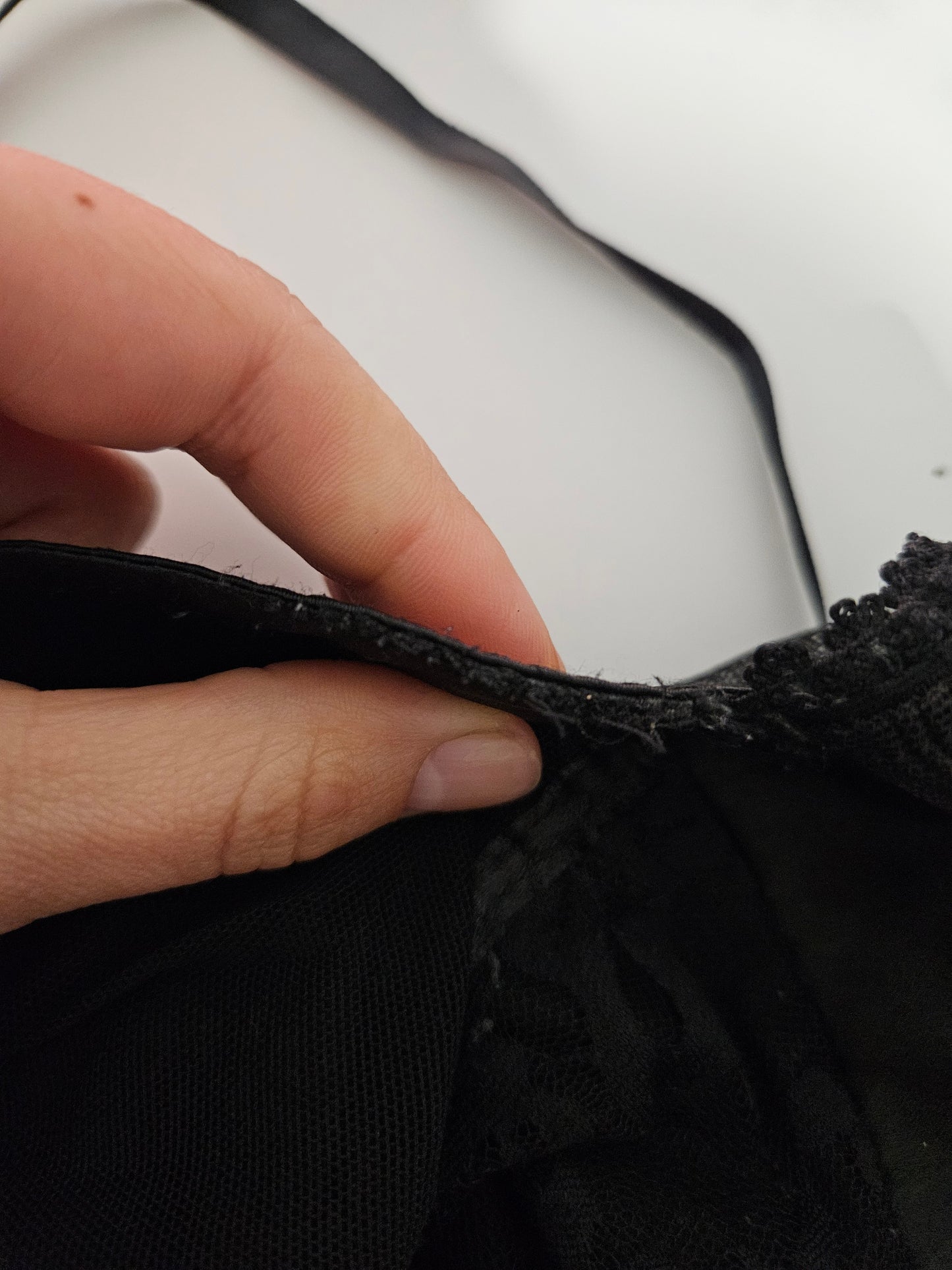 Haut noir en voile plissé