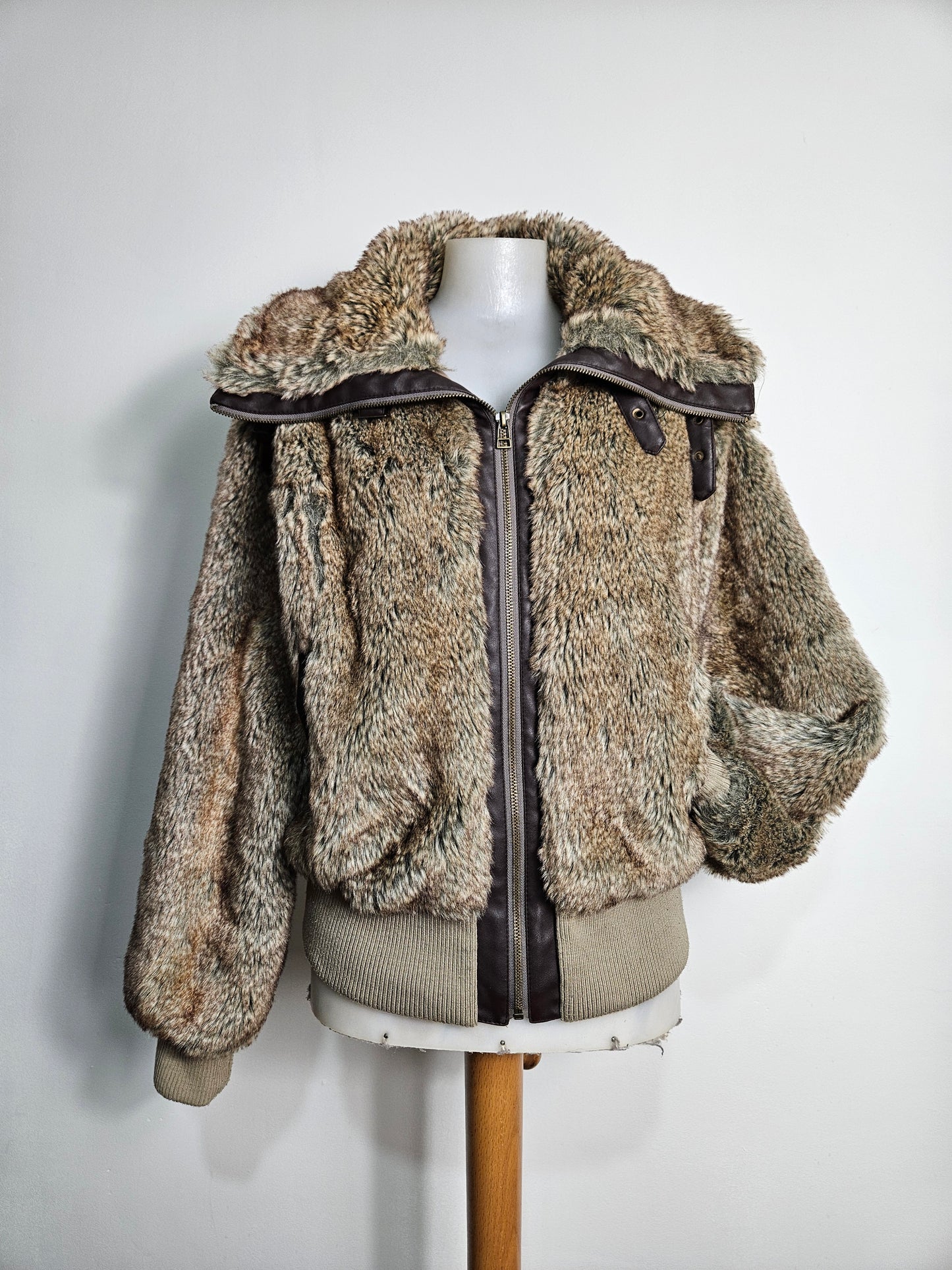 Manteau court fausse fourrure