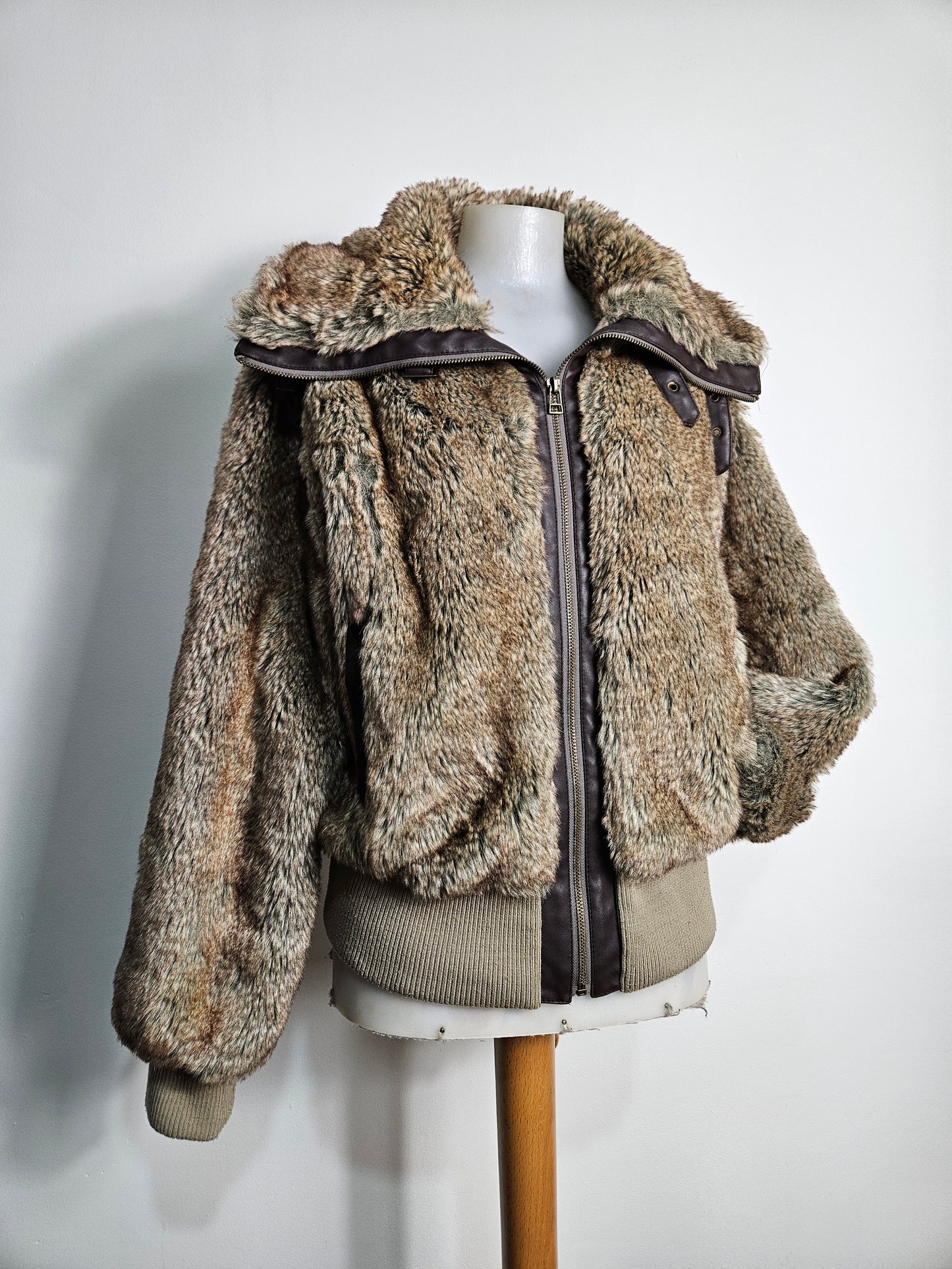 Manteau court fausse fourrure