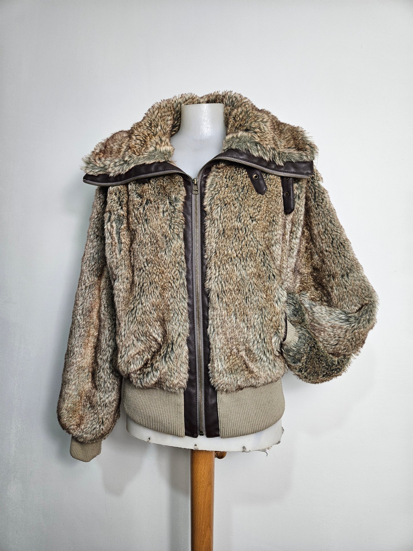 Manteau court fausse fourrure