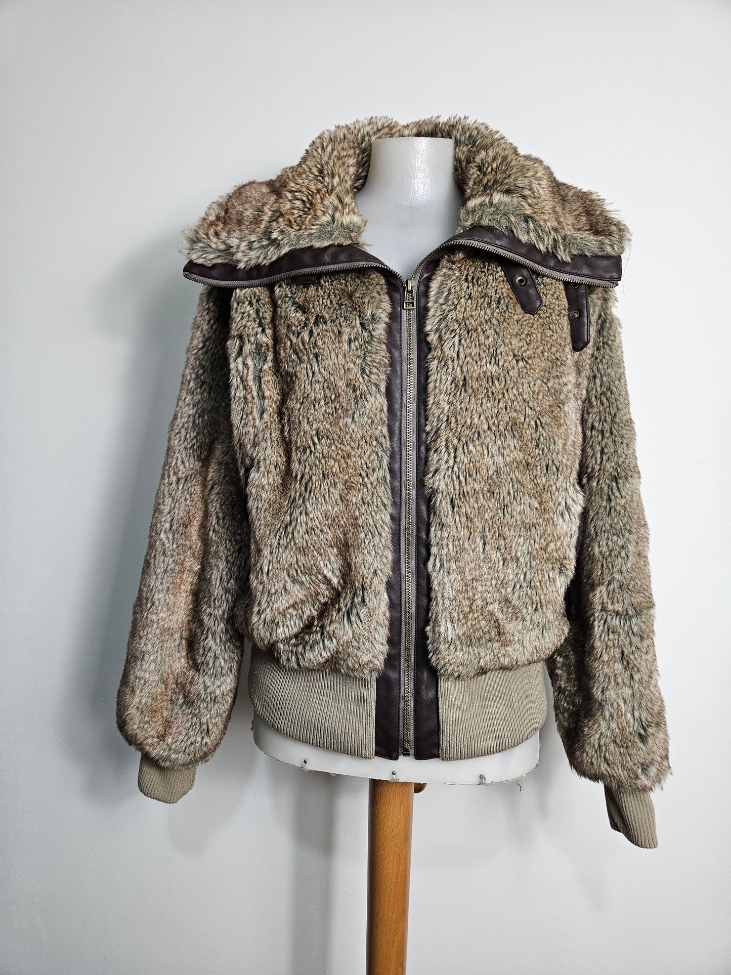 Manteau court fausse fourrure