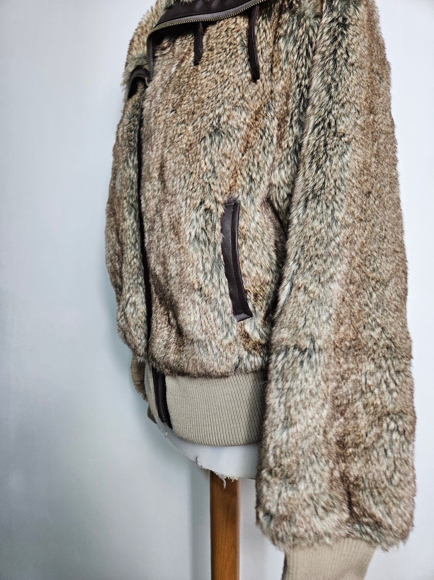 Manteau court fausse fourrure