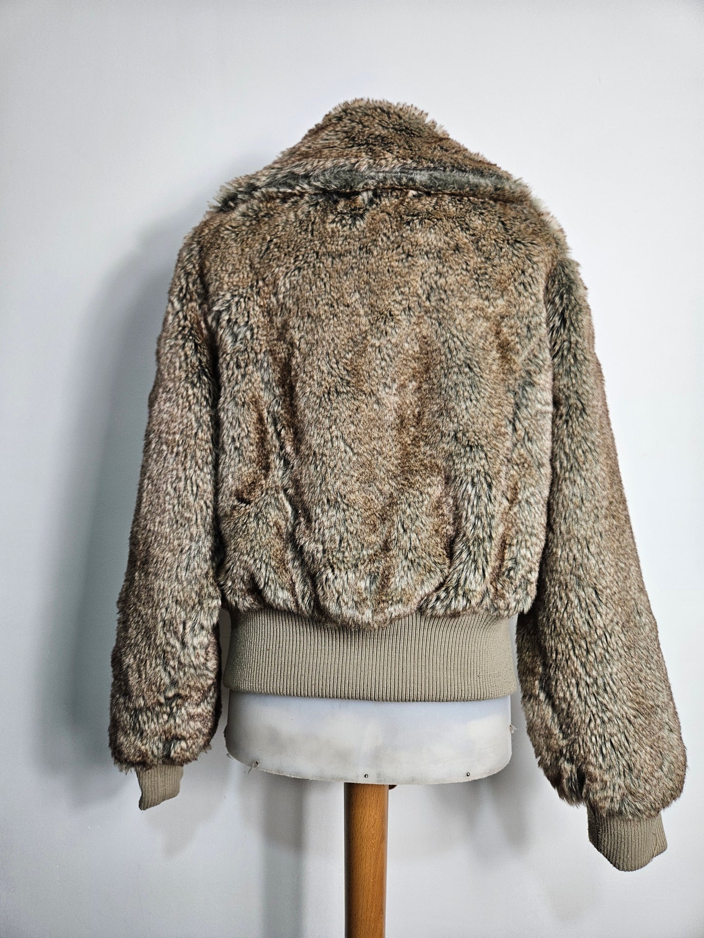 Manteau court fausse fourrure