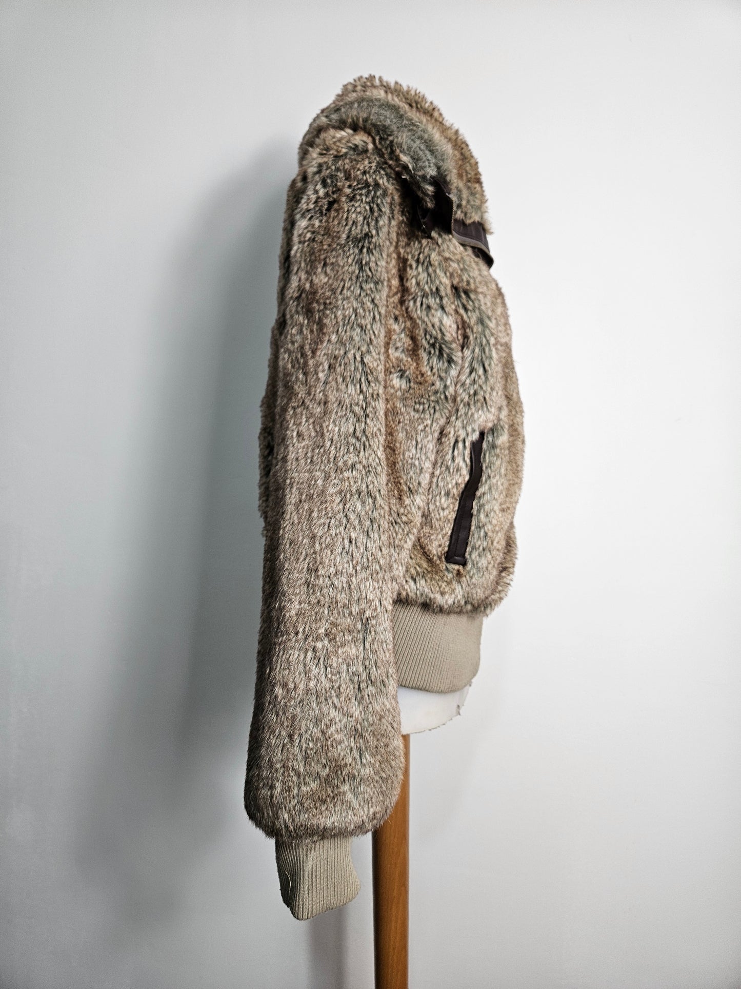 Manteau court fausse fourrure