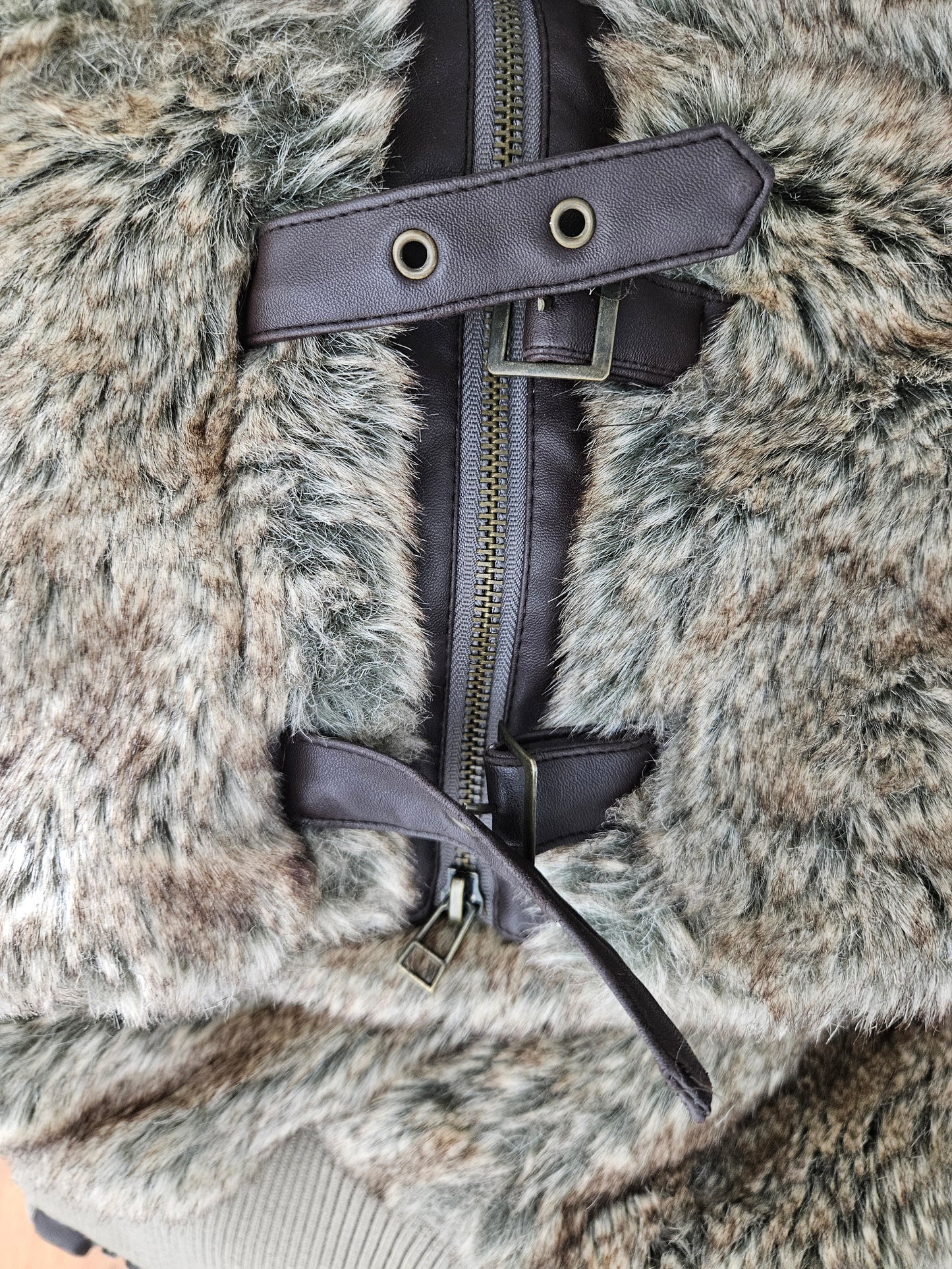 Manteau court fausse fourrure