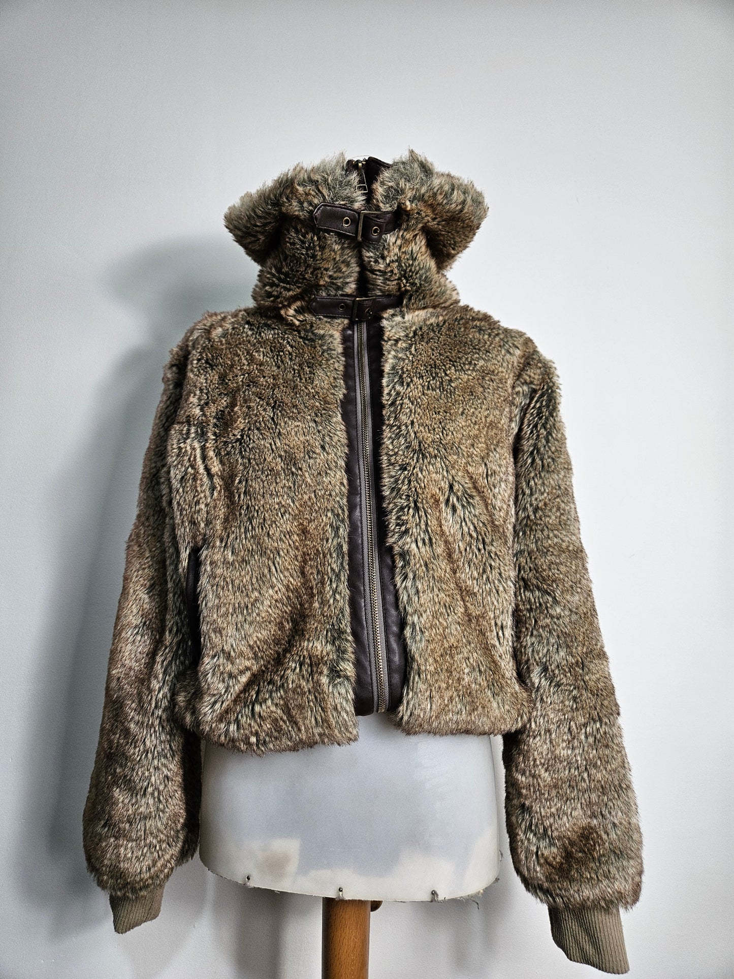 Manteau court fausse fourrure