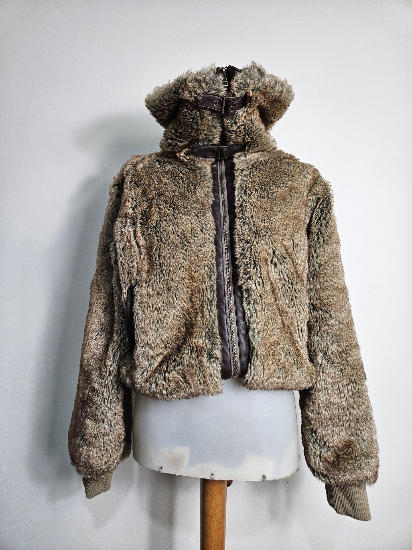 Manteau court fausse fourrure