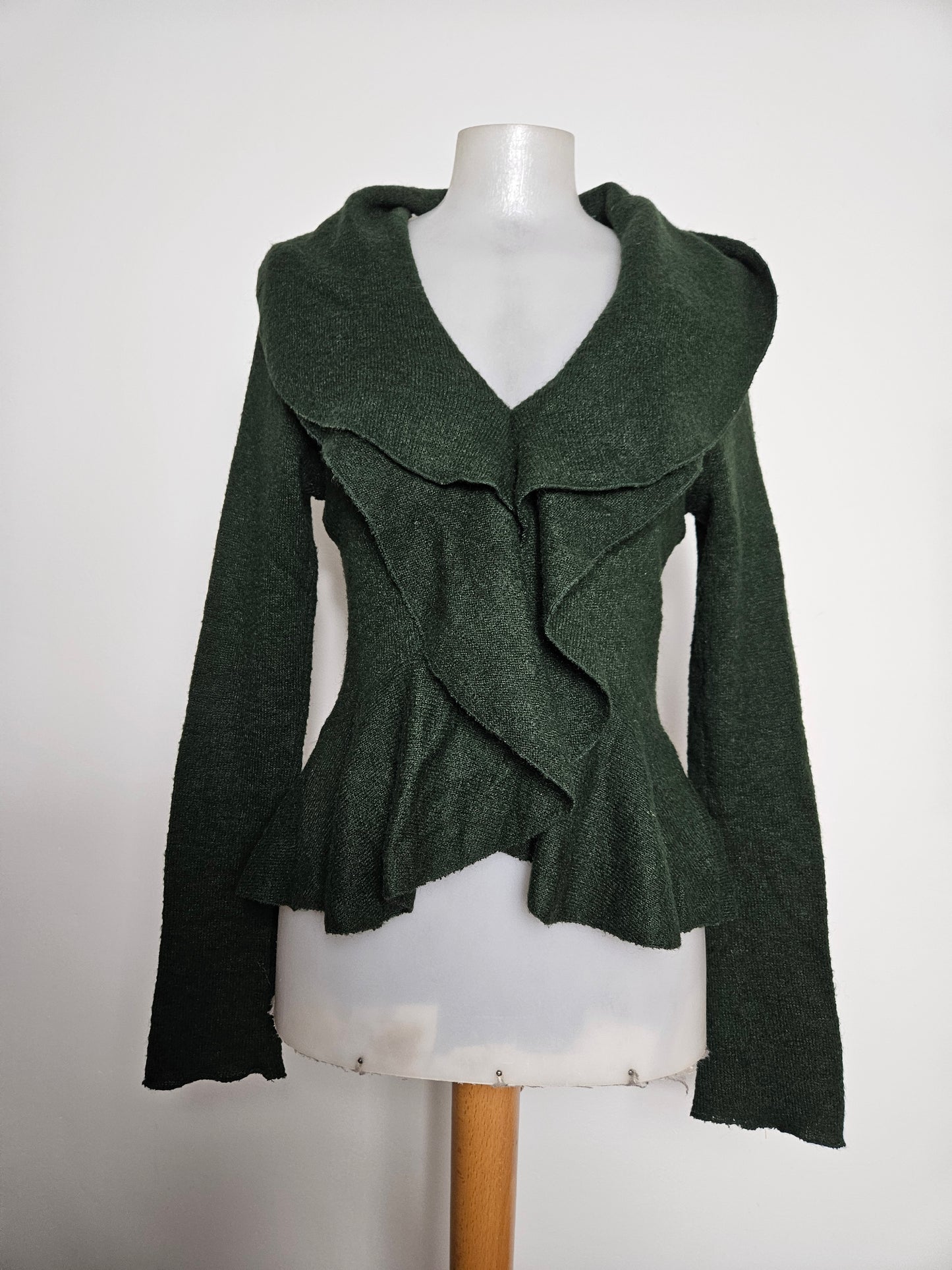 Pull vert à volants