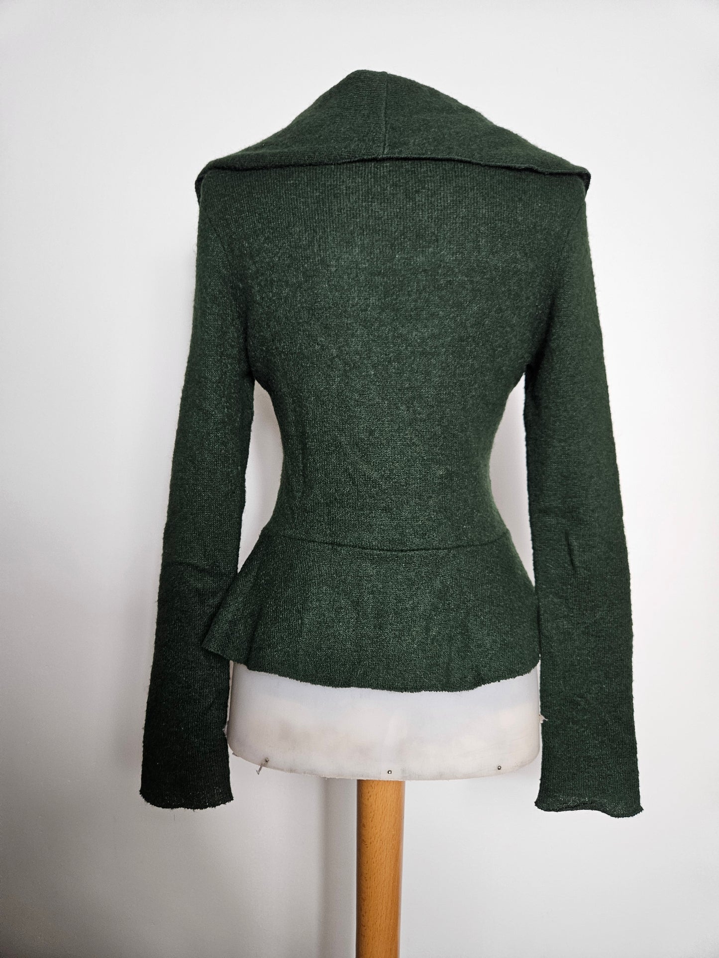 Pull vert à volants