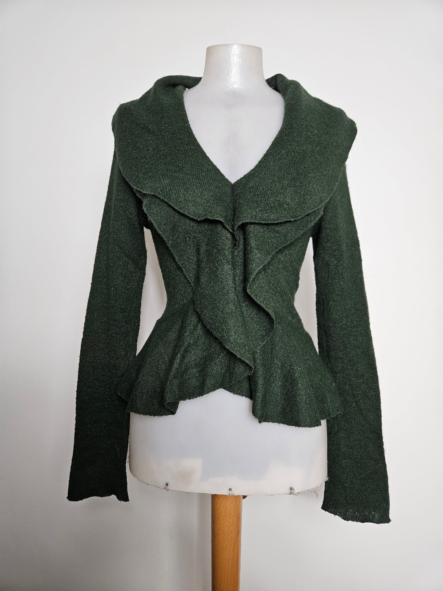 Pull vert à volants