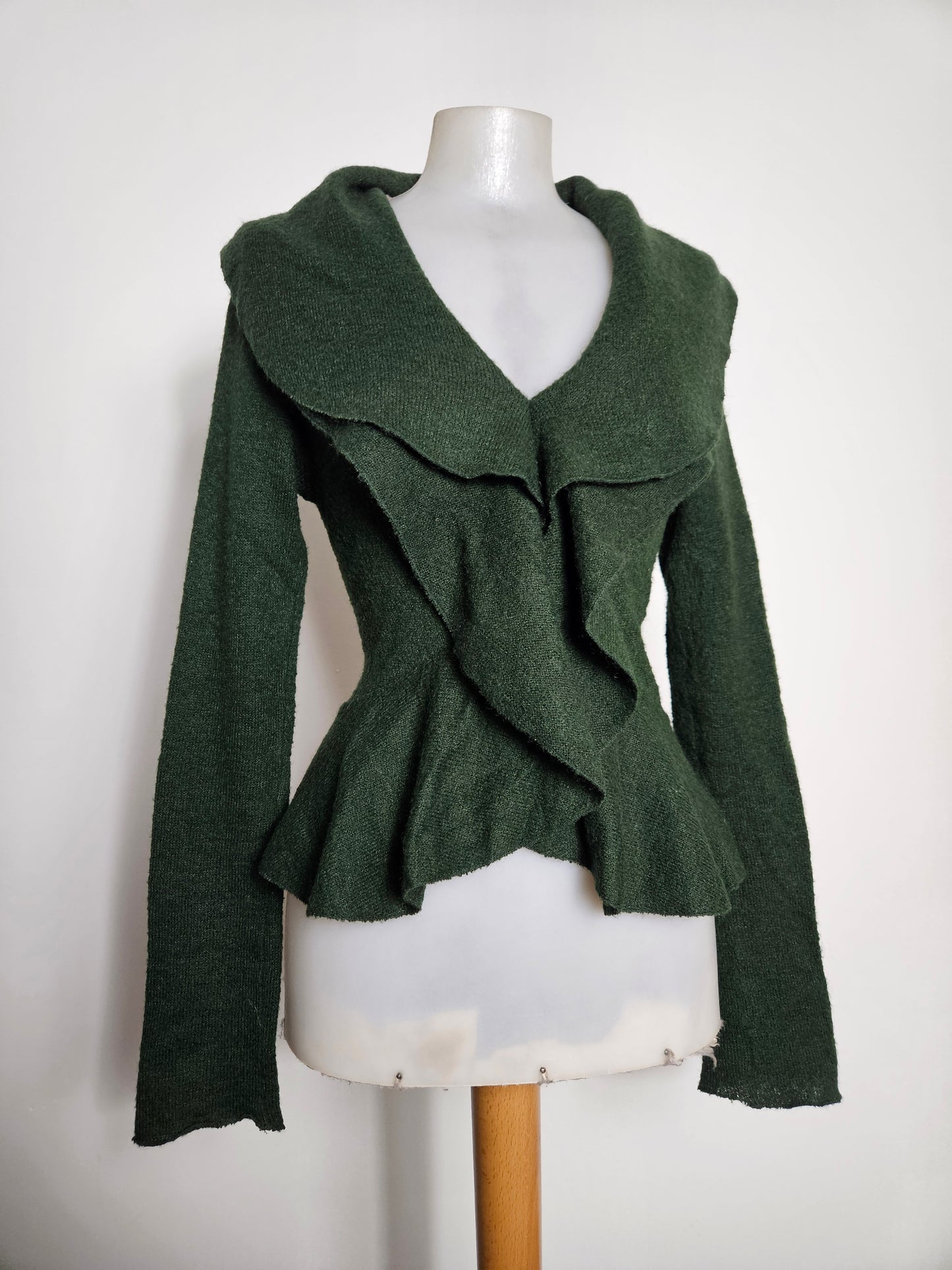 Pull vert à volants