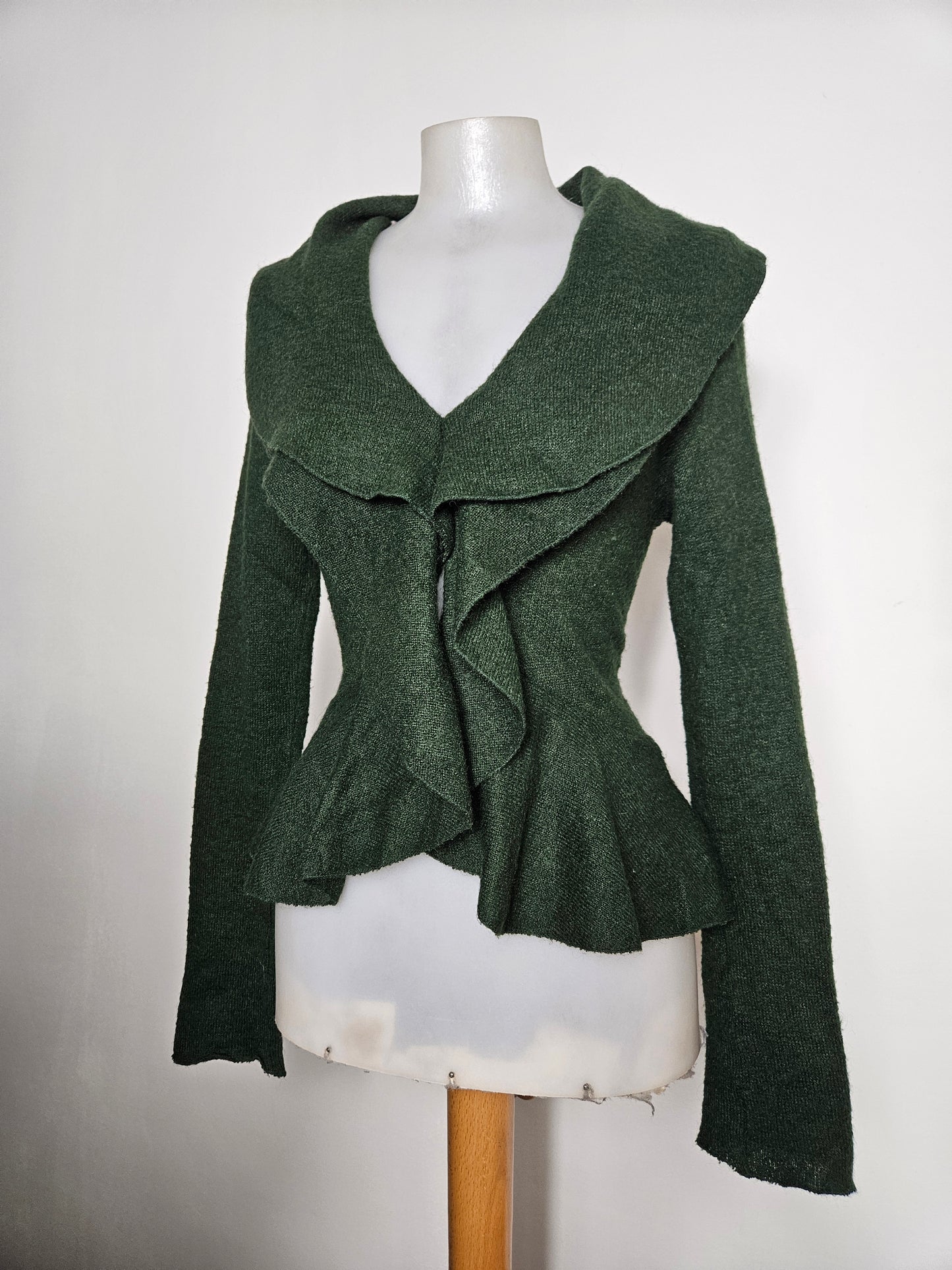 Pull vert à volants