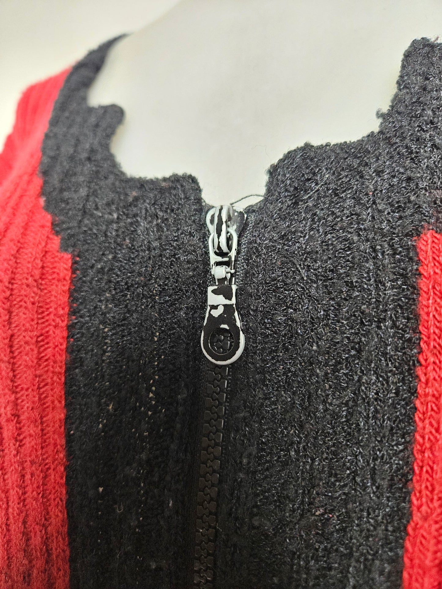 Cardigan rouge et noir