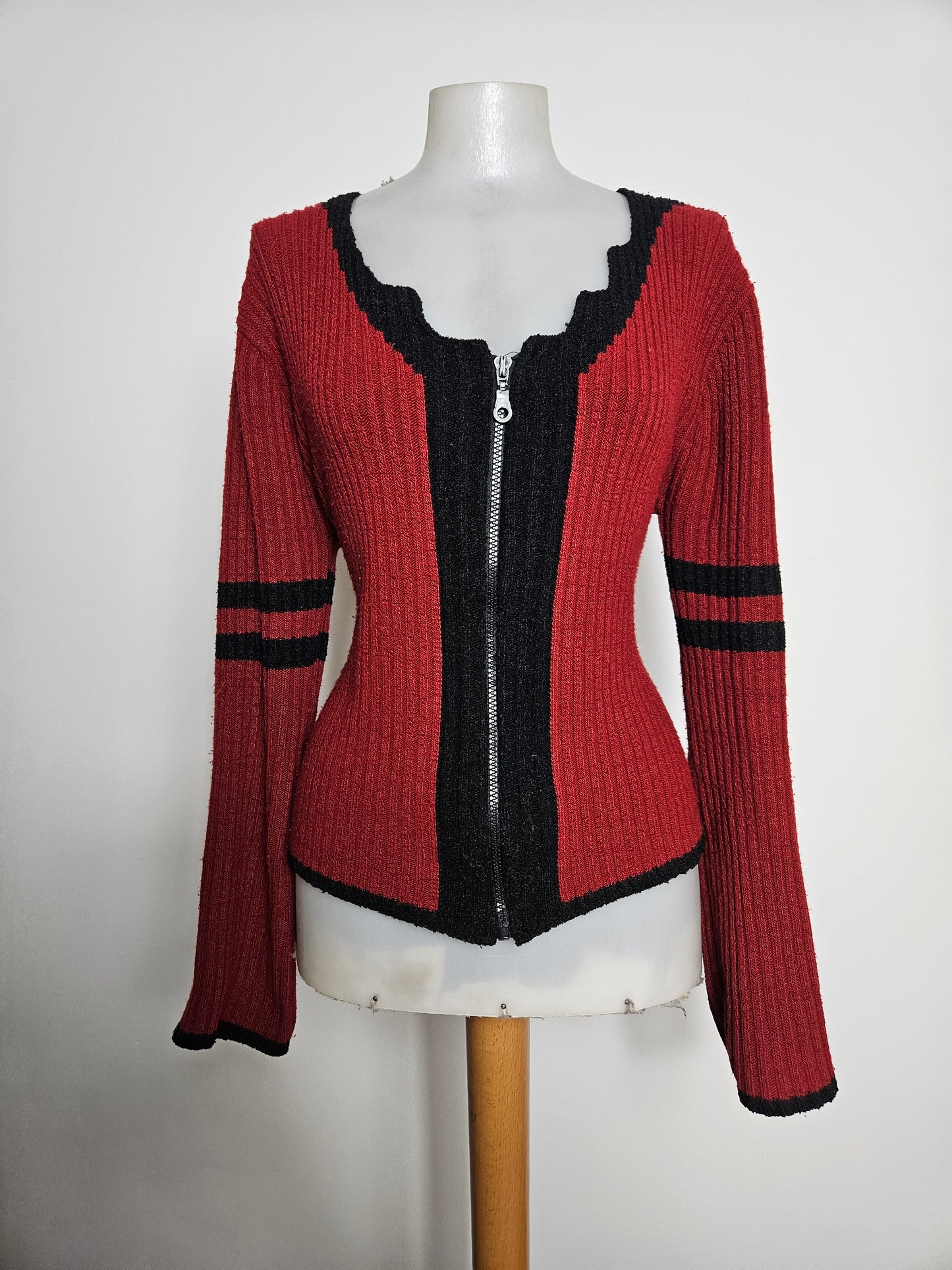 Cardigan rouge et noir