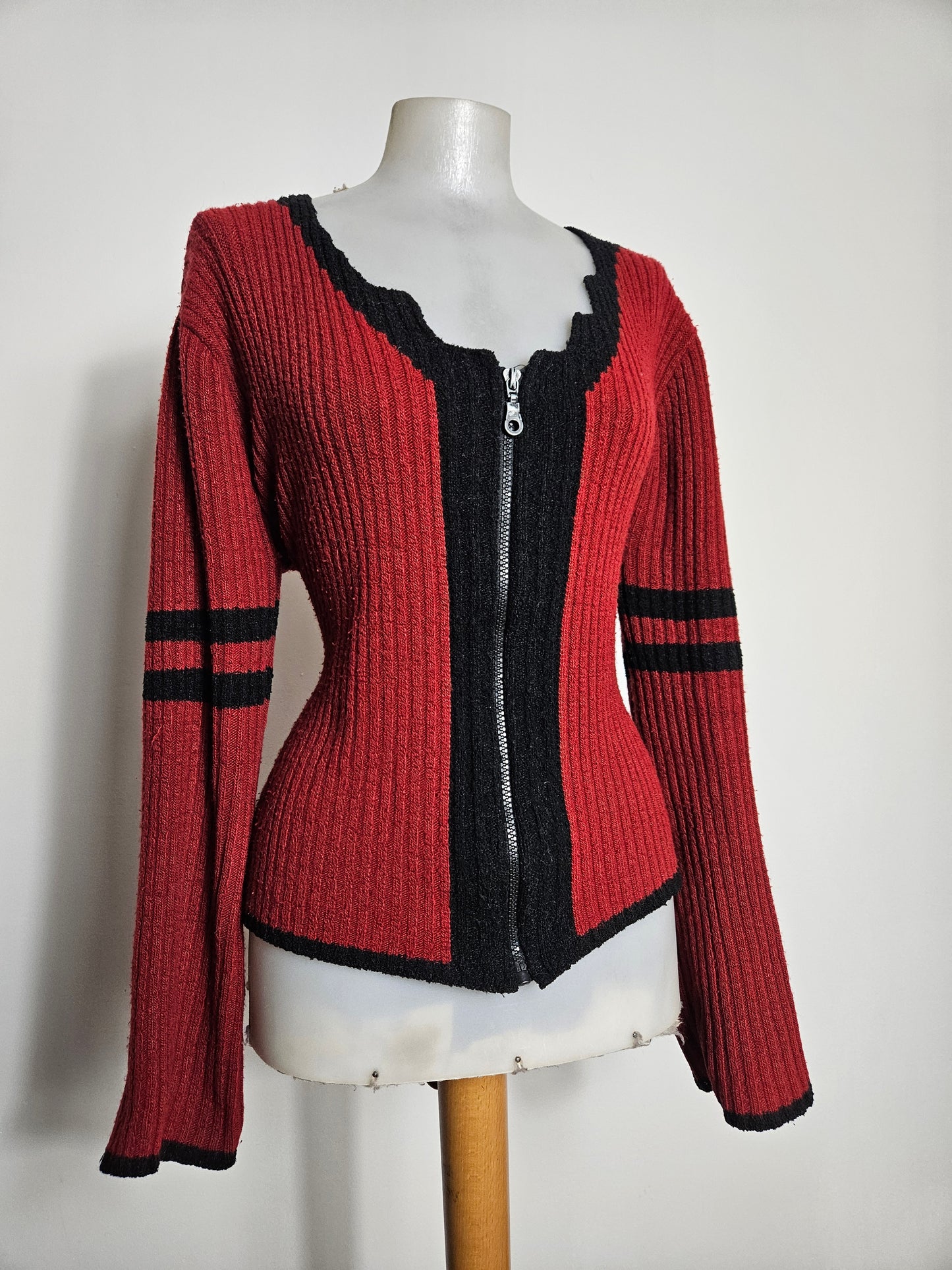 Cardigan rouge et noir