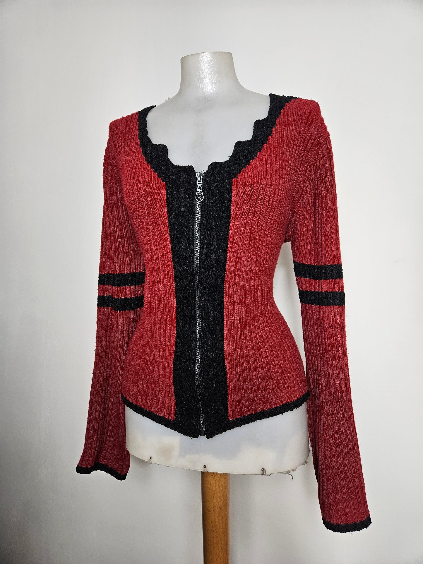 Cardigan rouge et noir