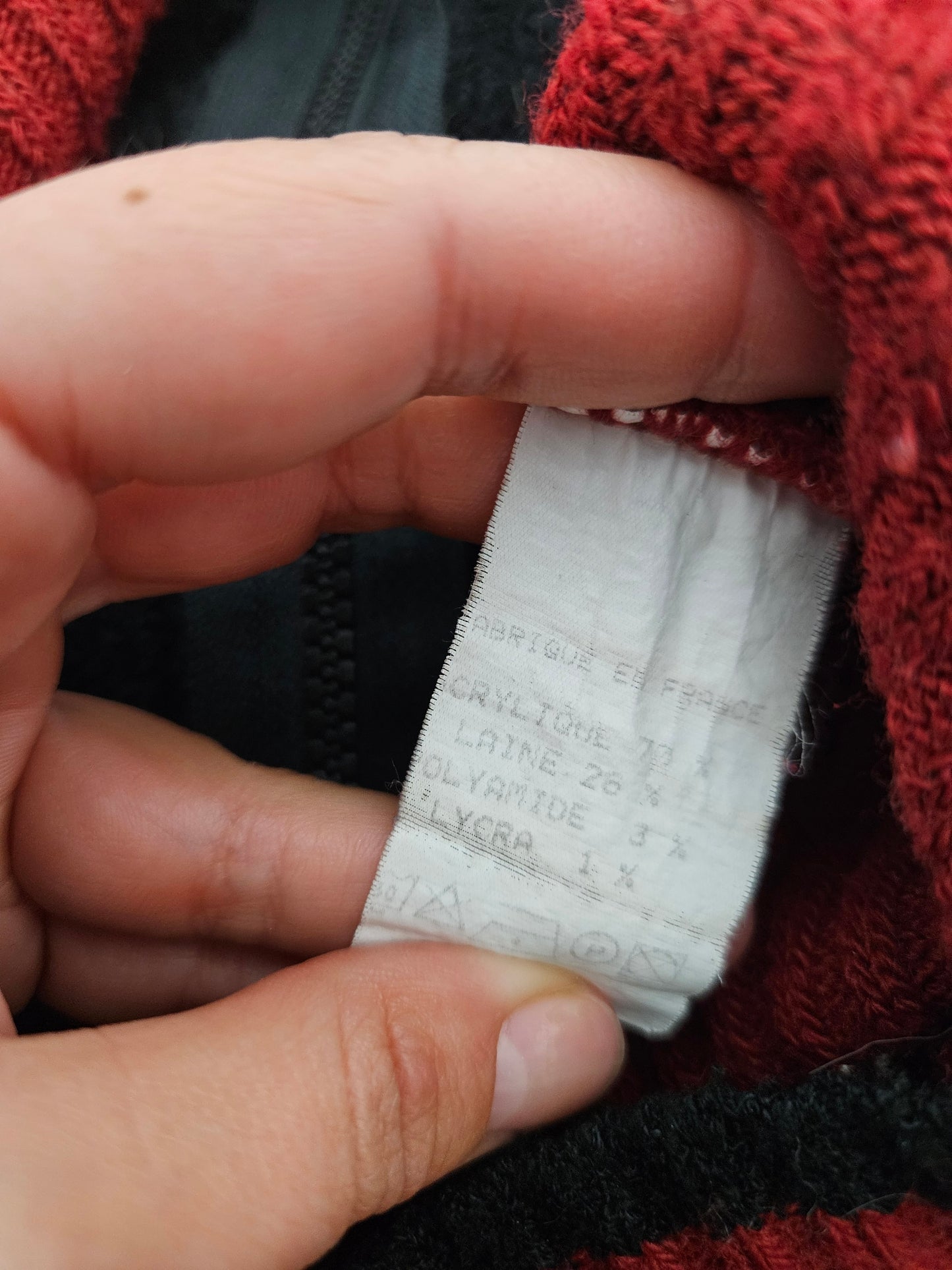 Cardigan rouge et noir