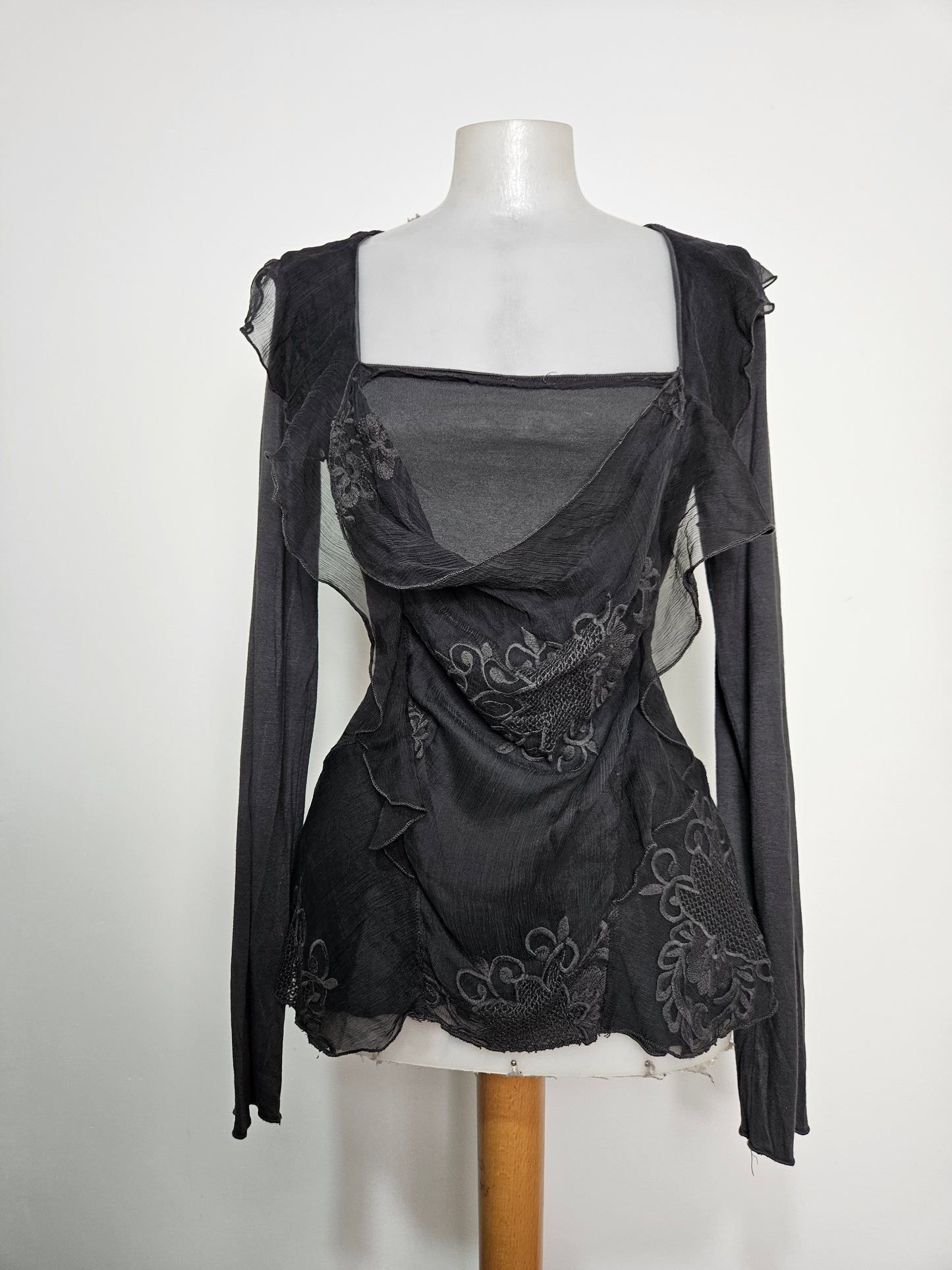 Haut en voile noir effet superposé