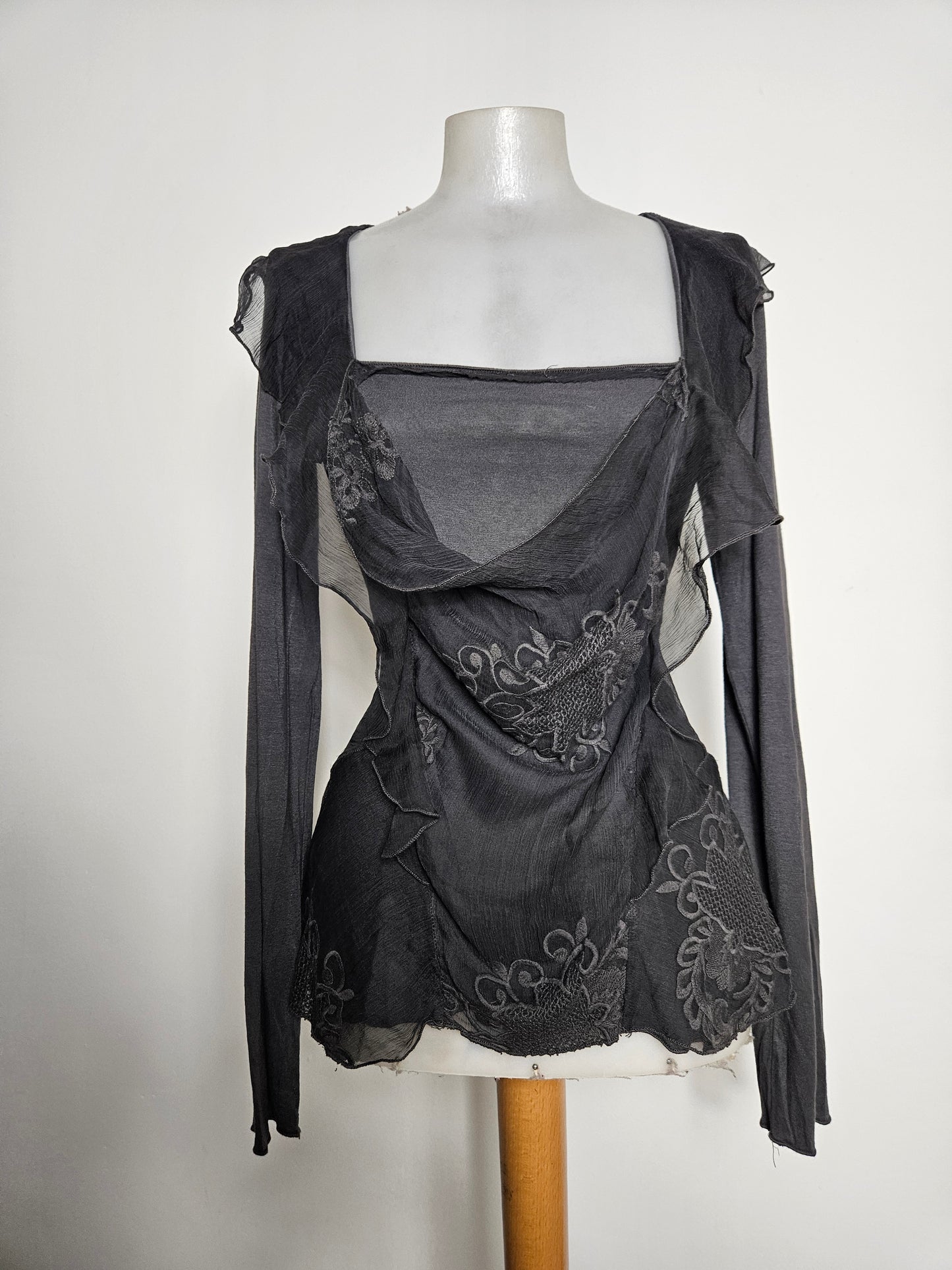 Haut en voile noir effet superposé