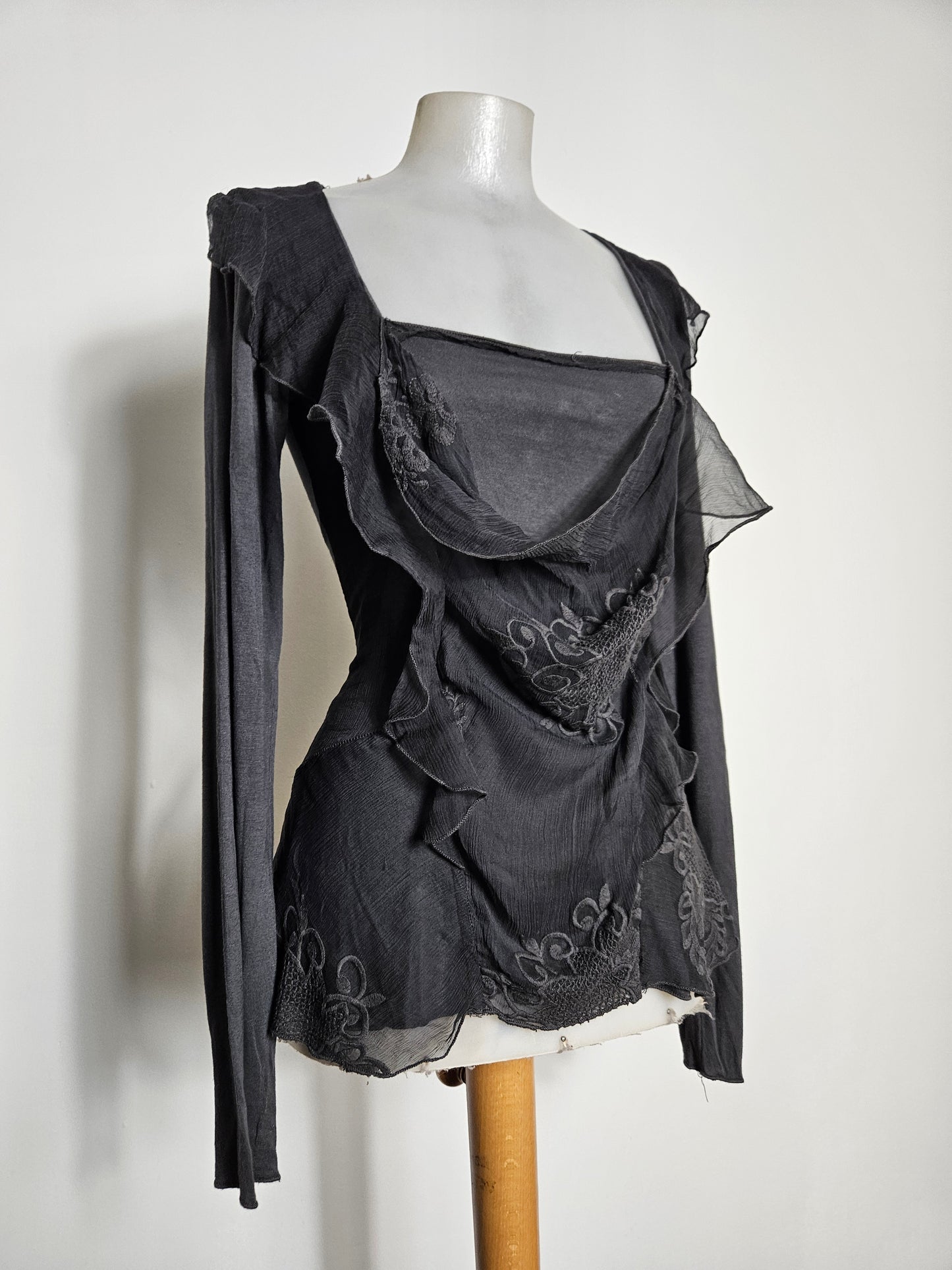 Haut en voile noir effet superposé