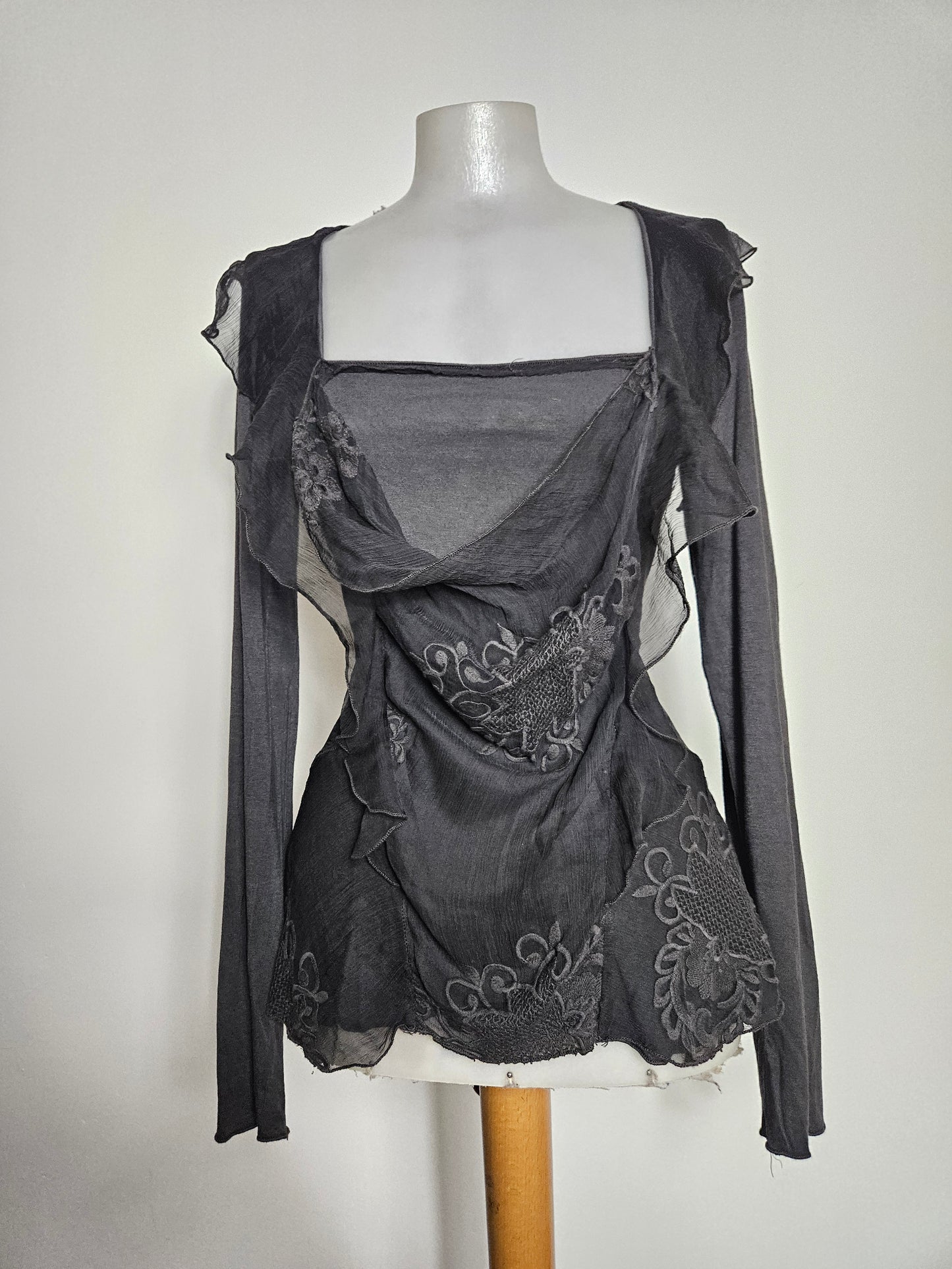 Haut en voile noir effet superposé