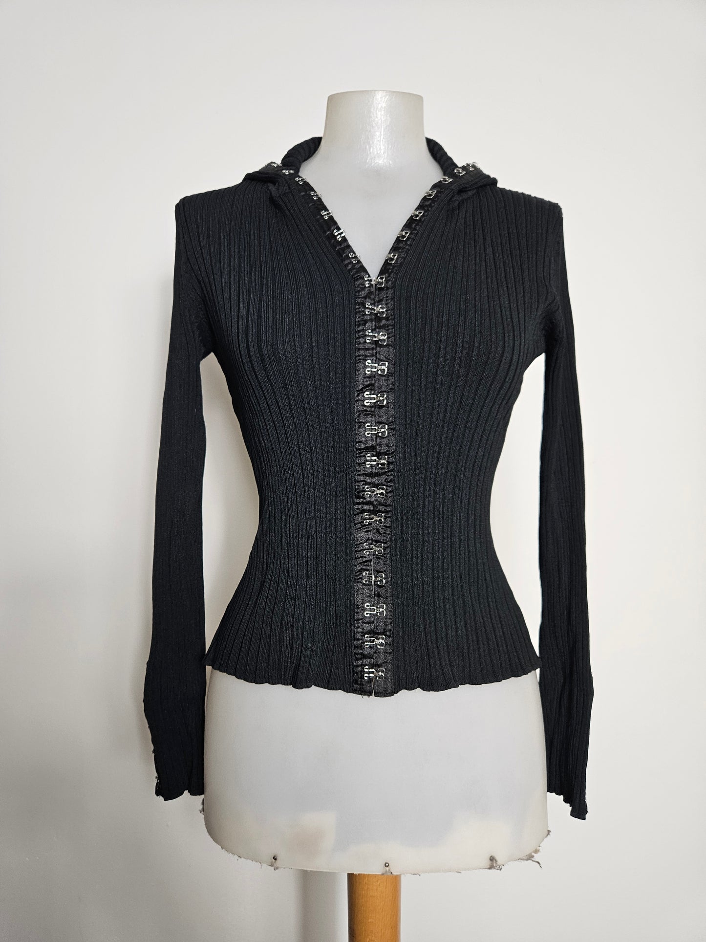 Haut noir fermeture crochets