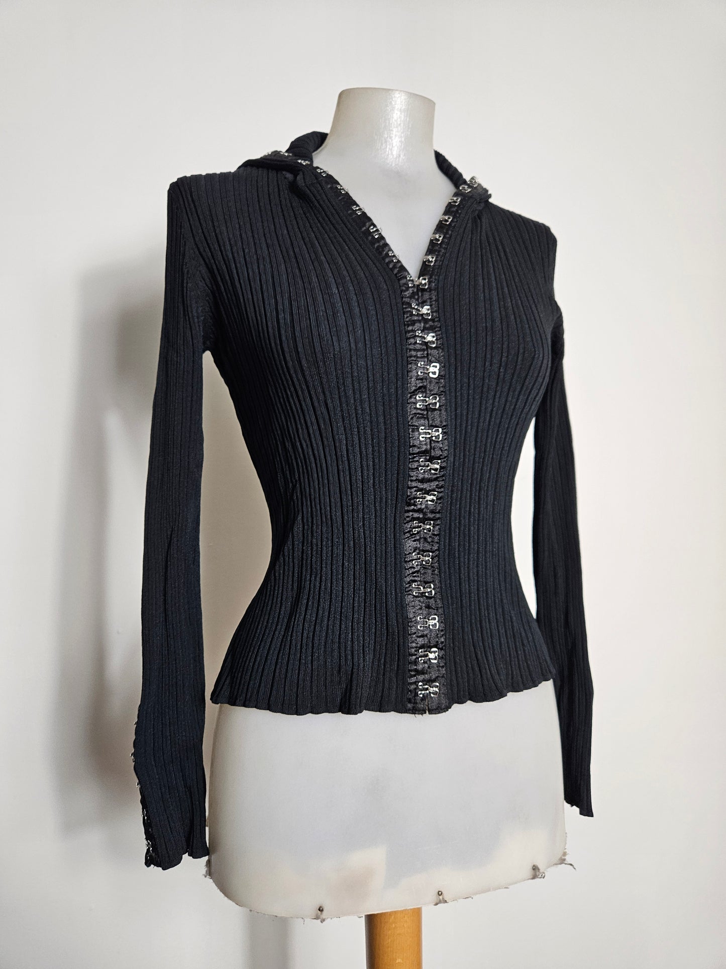 Haut noir fermeture crochets