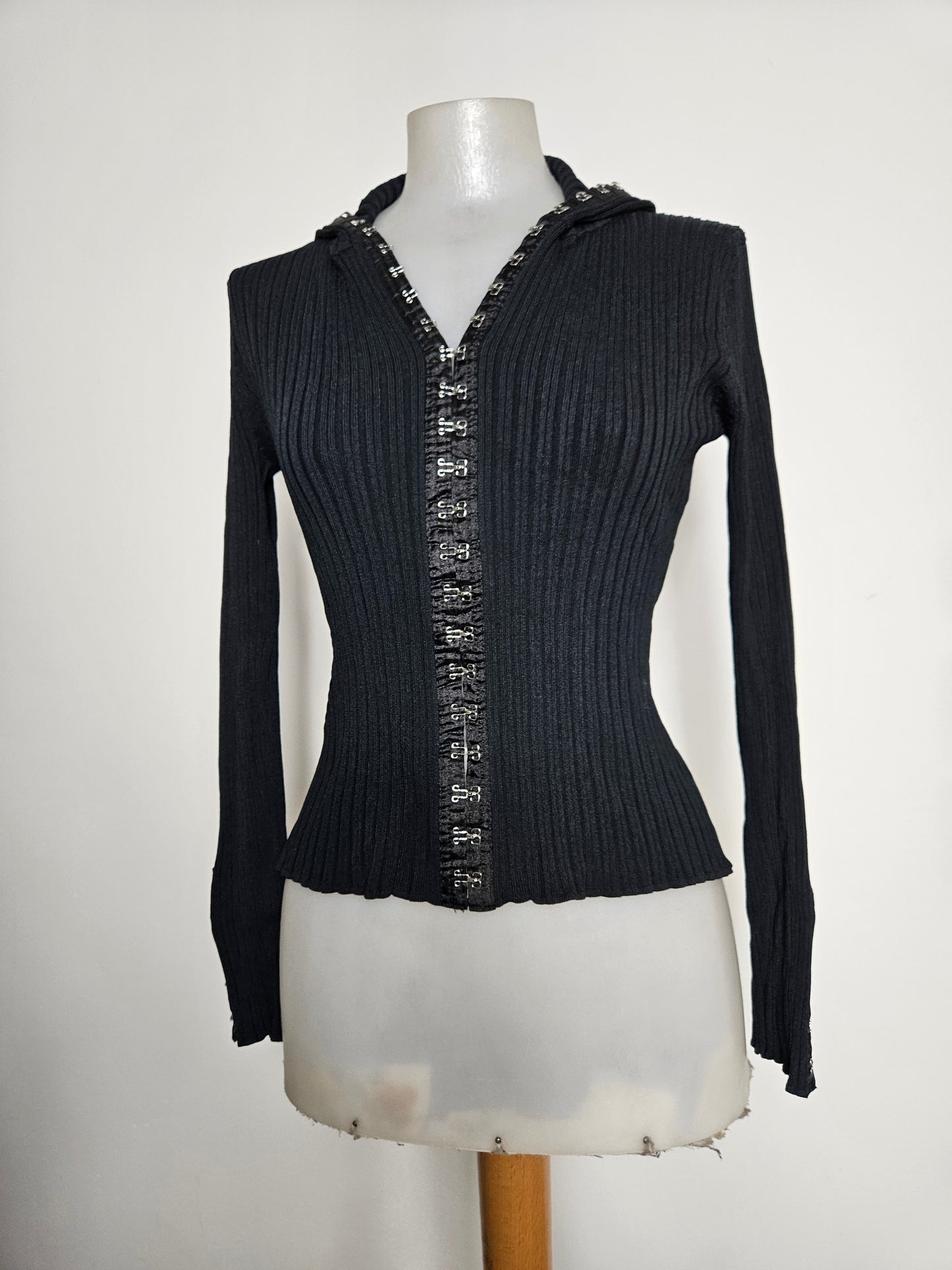 Haut noir fermeture crochets