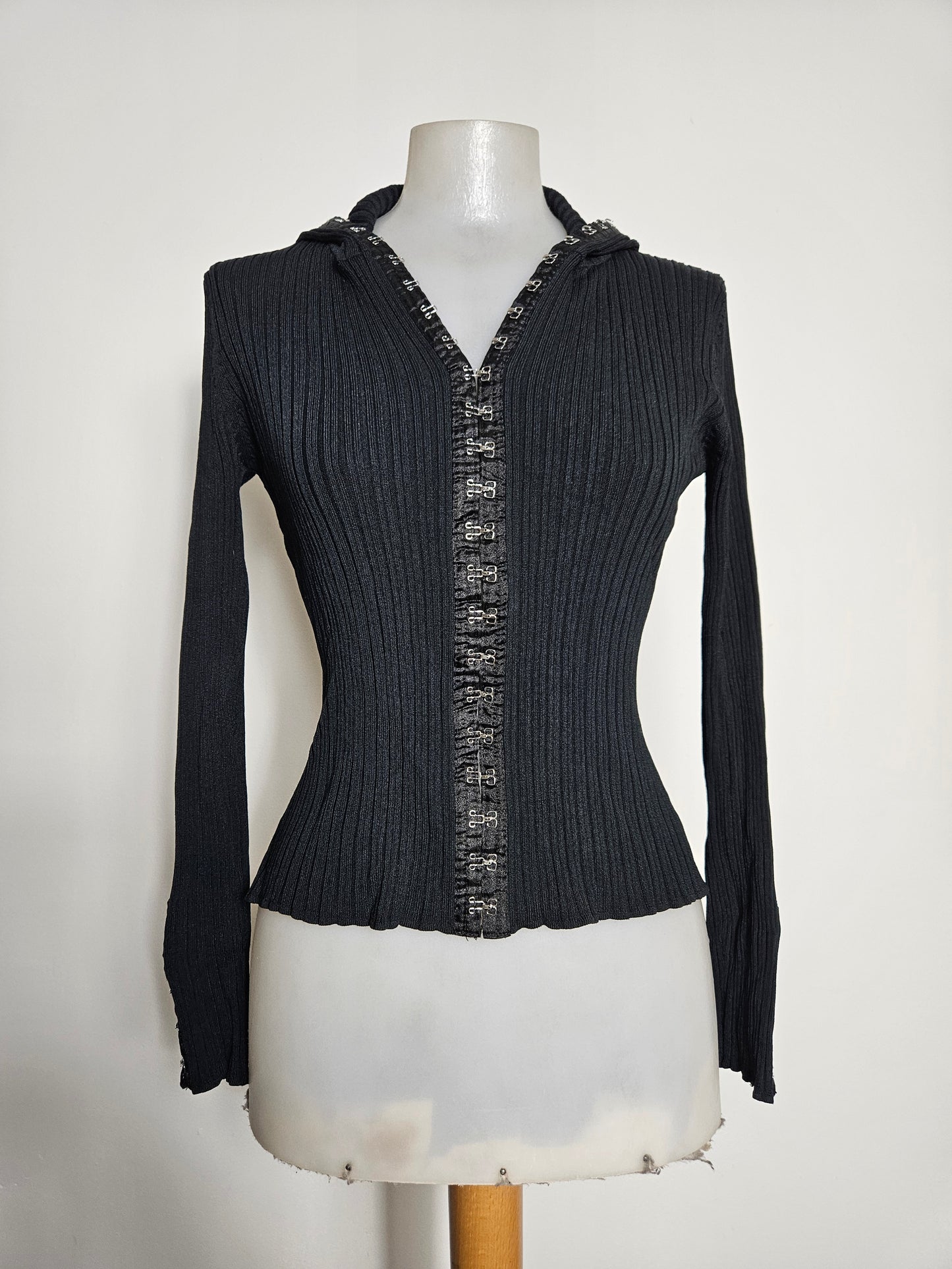 Haut noir fermeture crochets