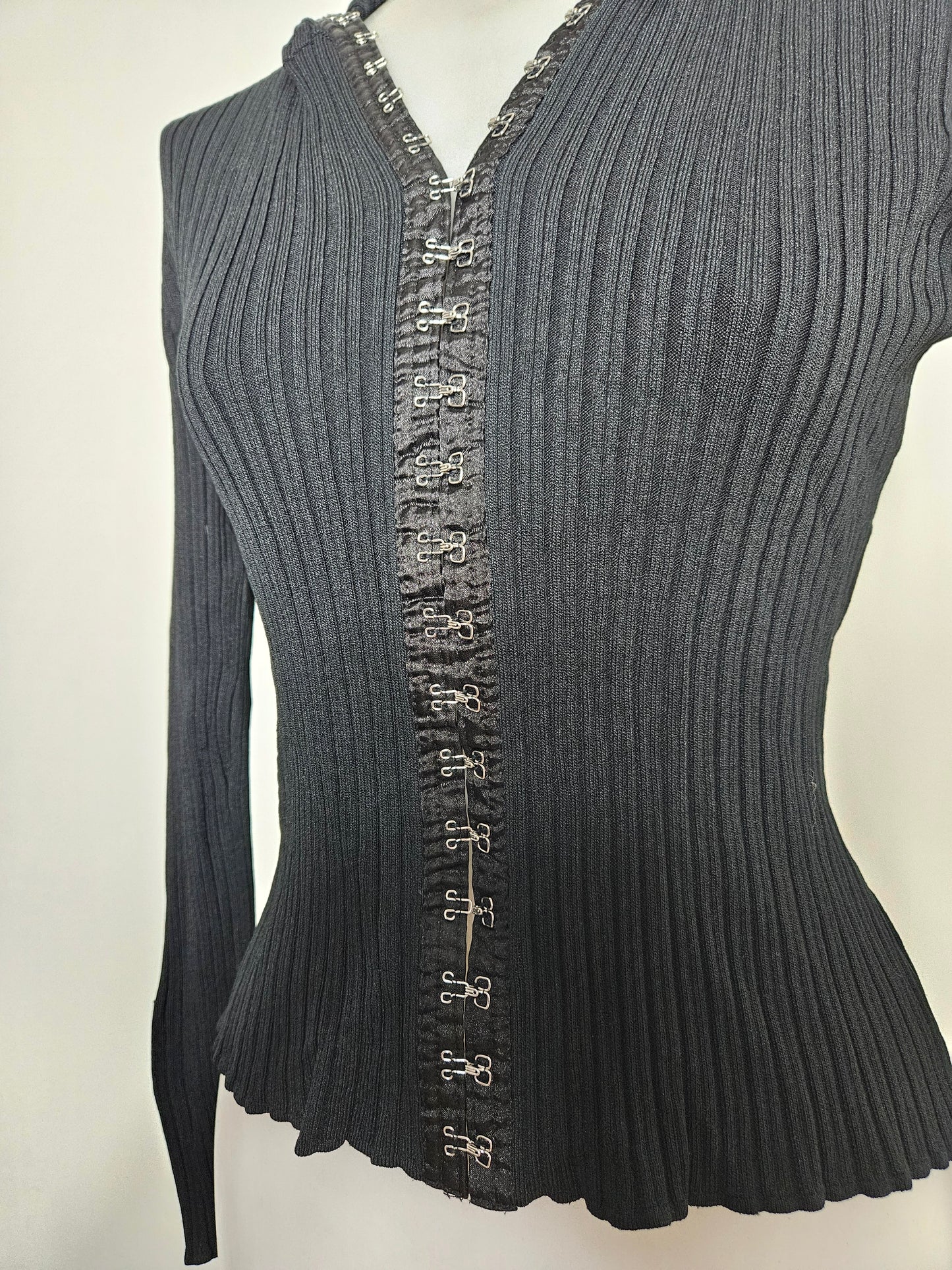 Haut noir fermeture crochets