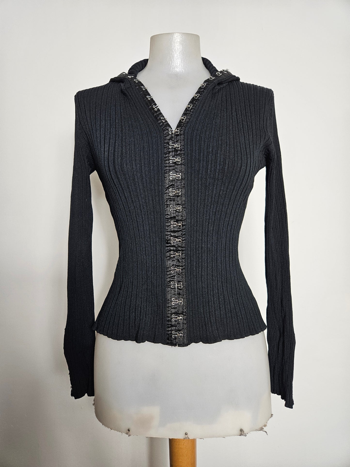 Haut noir fermeture crochets