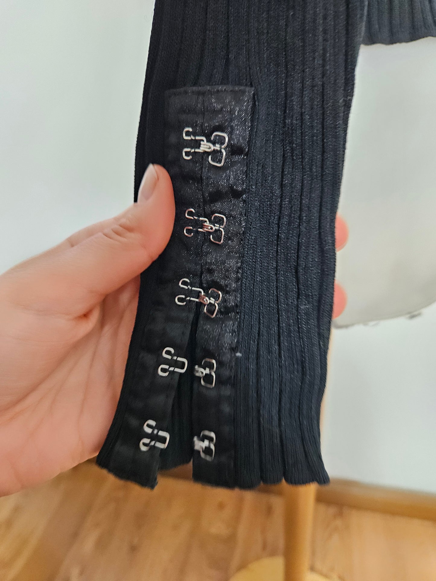 Haut noir fermeture crochets